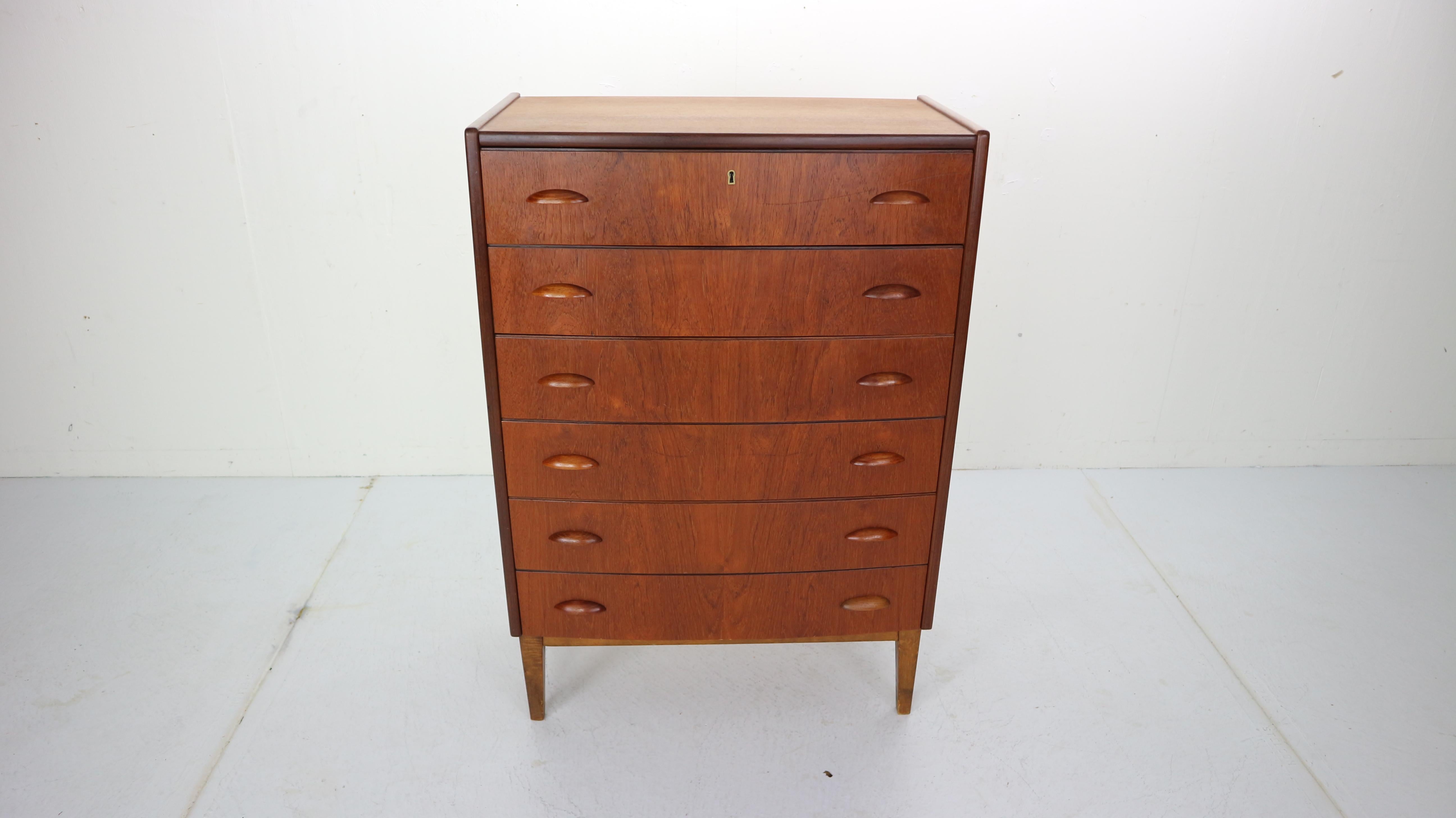 Midcentury Danish Chest of Six Drawers, Tallboy in Teak, 1960s, Denmark In Good Condition In The Hague, NL