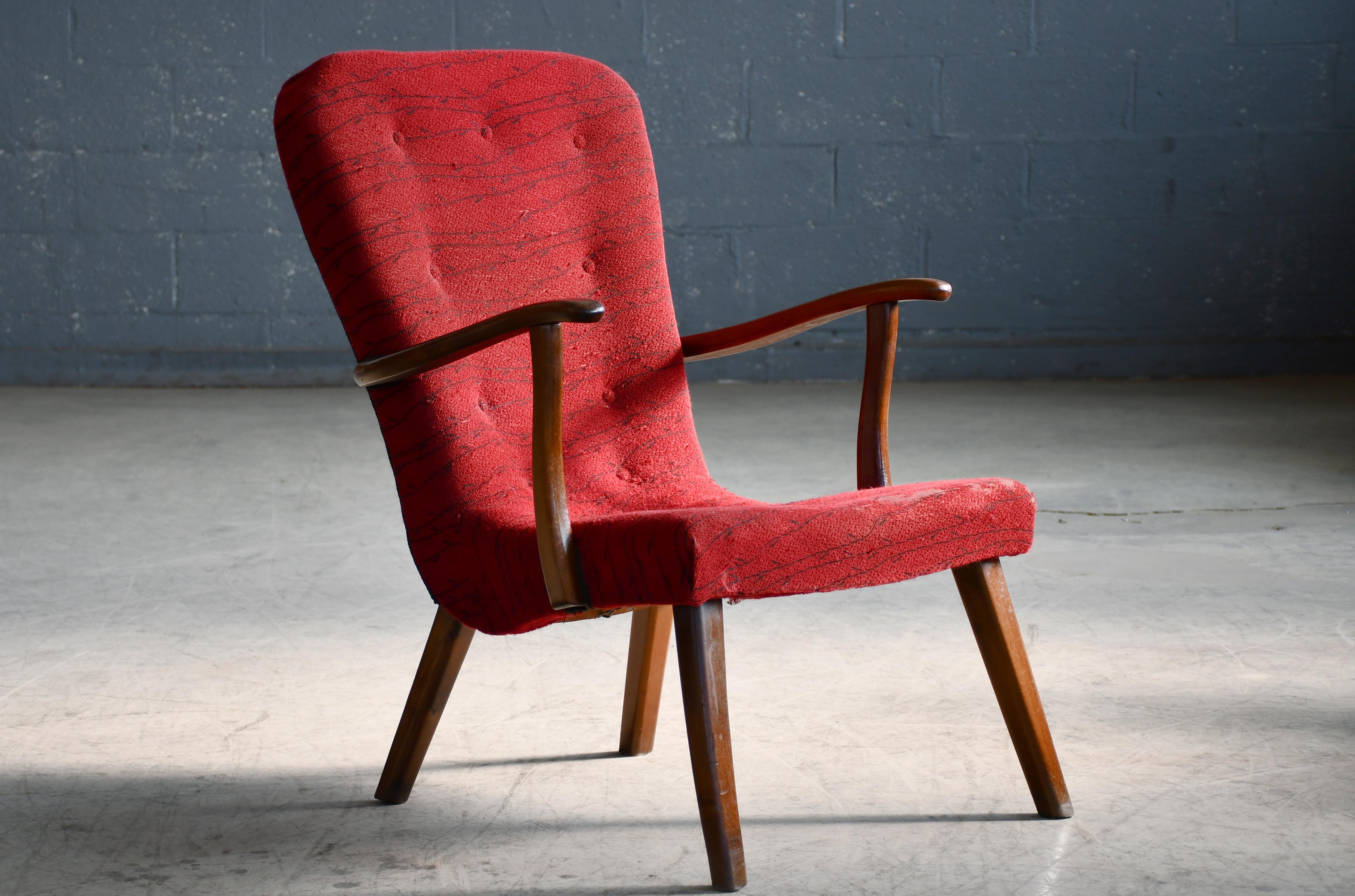 Charmante chaise longue des années 1950 de style Beeche fabriquée au Danemark en bois de hêtre teinté et verni. Le design ressemble au célèbre modèle Silhouette de l'équipe de designers Schubell et Madsen et a également une position et une