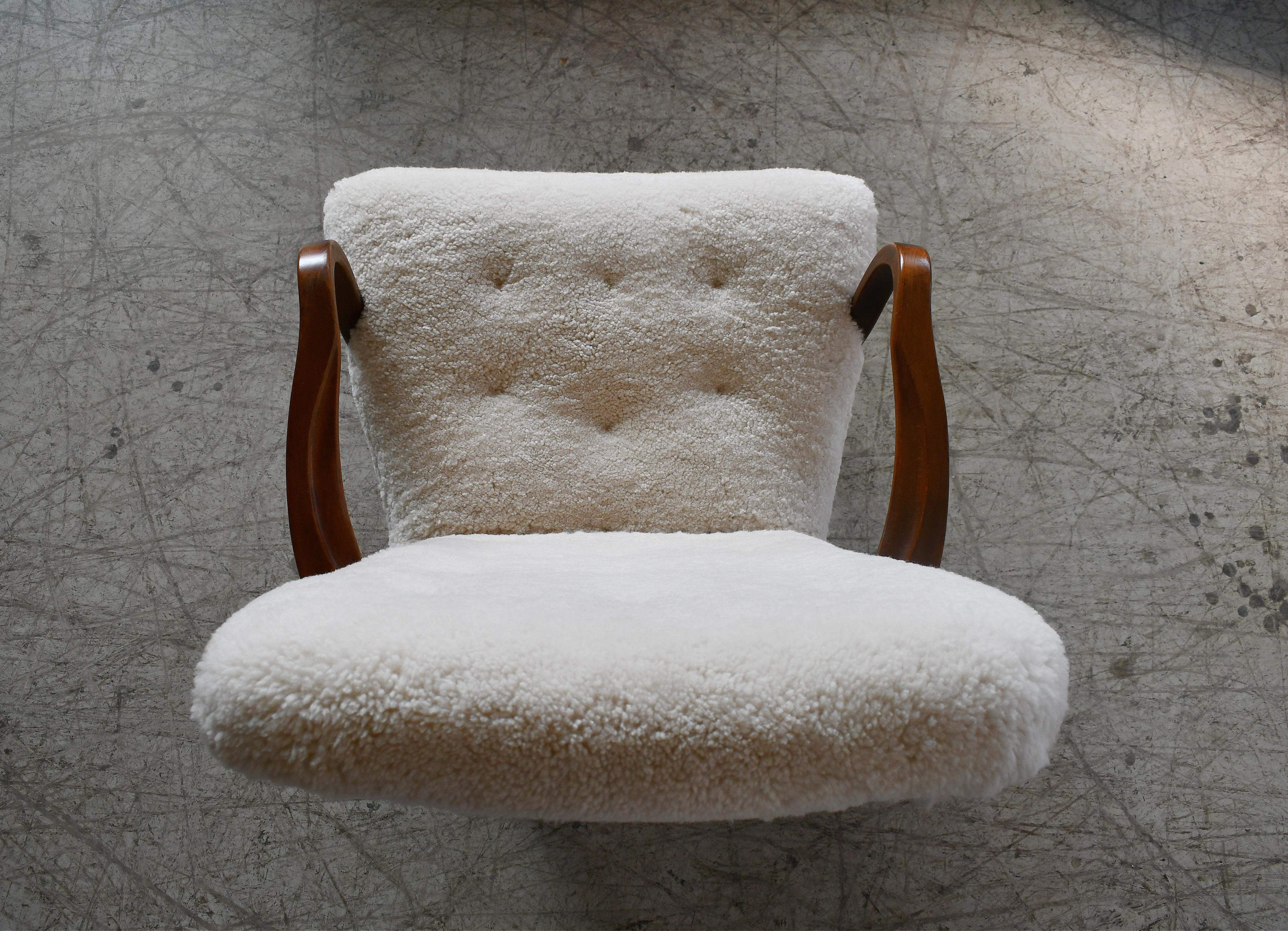 Midcentury Danish Clam Style Lounge Chair in Luxurious Sheepskin, 1950s For Sale 3