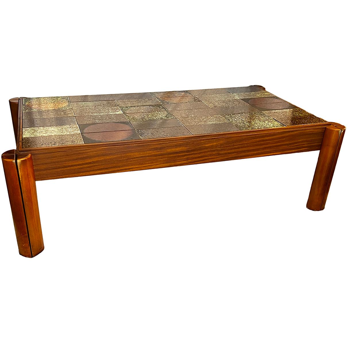 Table danoise à plateau en carreaux de faïence avec base en bois, datant des années 1960.

Mesures :
Hauteur : 16