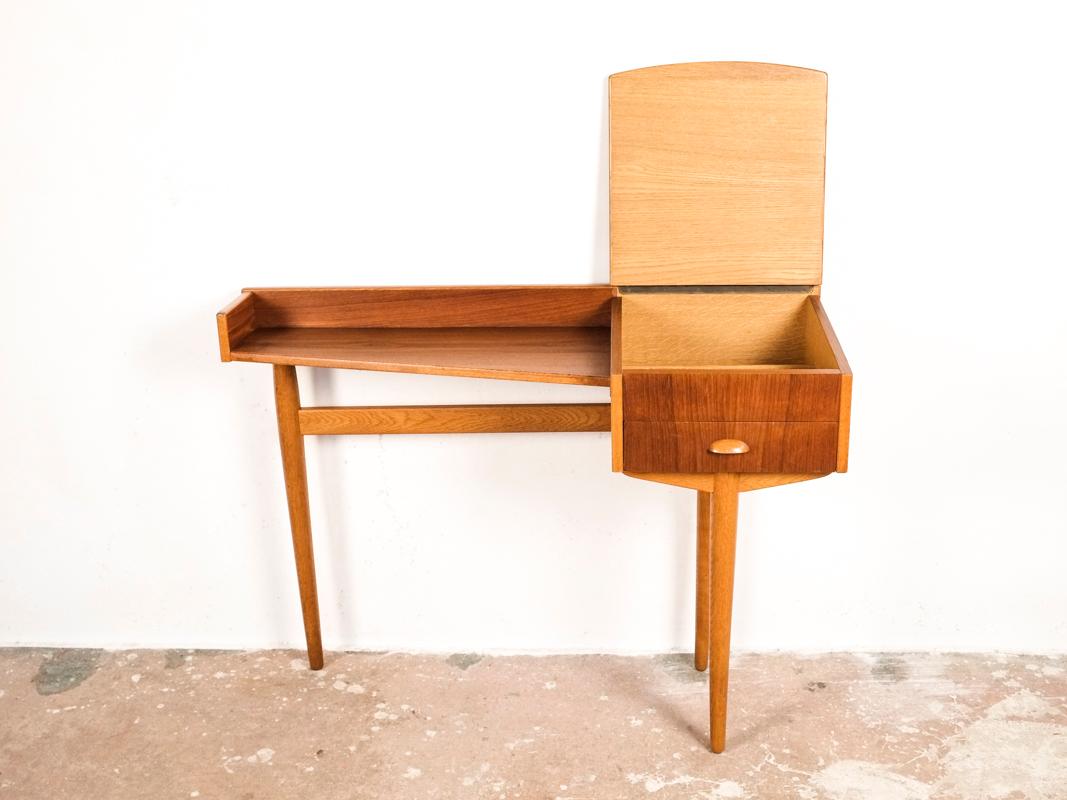 Midcentury Danish Console Table in Teak and Oak, 1960s In Good Condition For Sale In Beveren, BE
