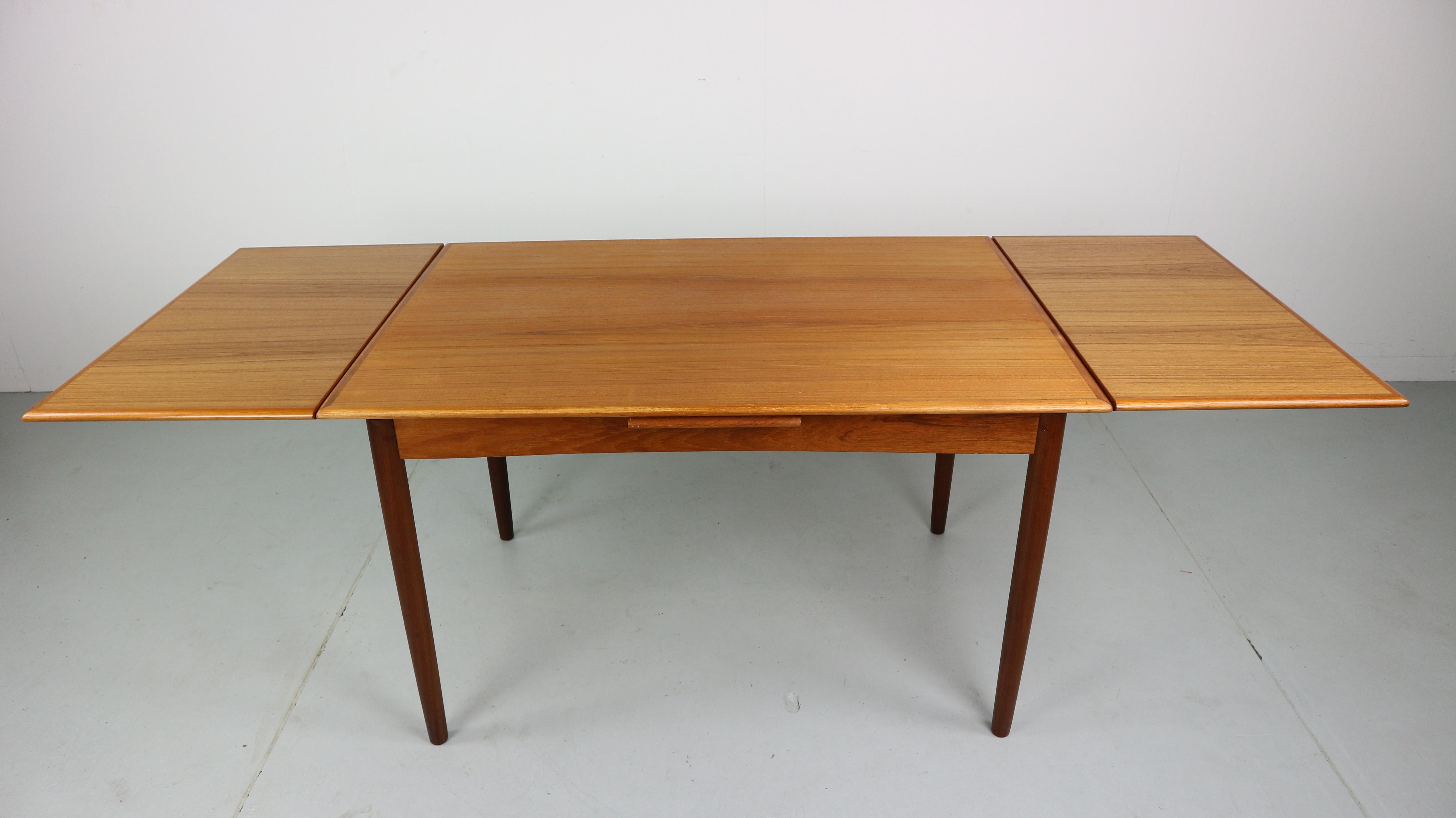 Midcentury extendable teak wood dining table.
Made in Denmark, 1960s.
Dimensions: 120cm / 47.2 inch. Extendable 211cm / 84.2inch.

A small spot on the table top were the veneer is a little thin but not damaged. 