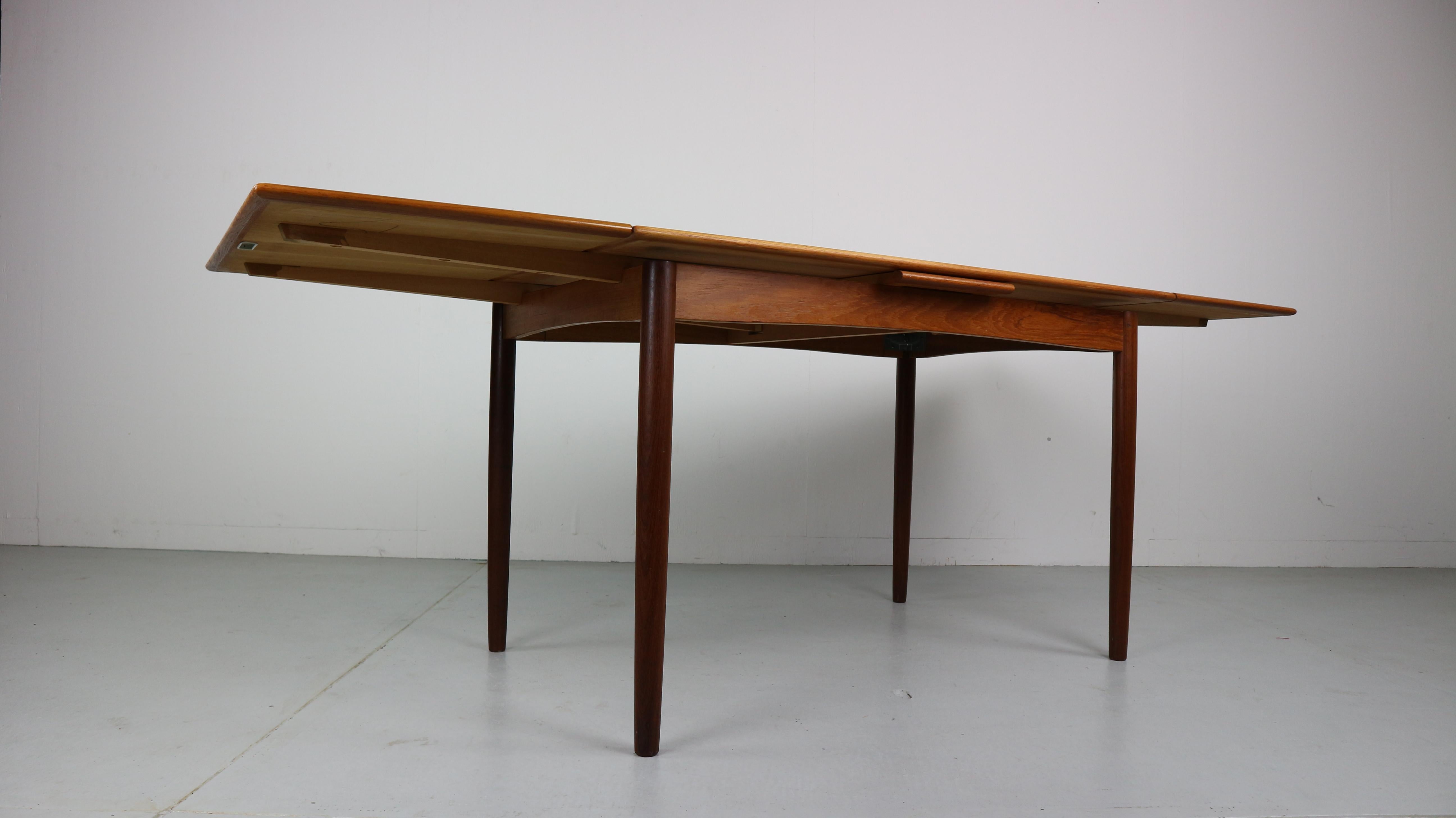 Midcentury Danish Design Extendable Dining Table In Good Condition In The Hague, NL