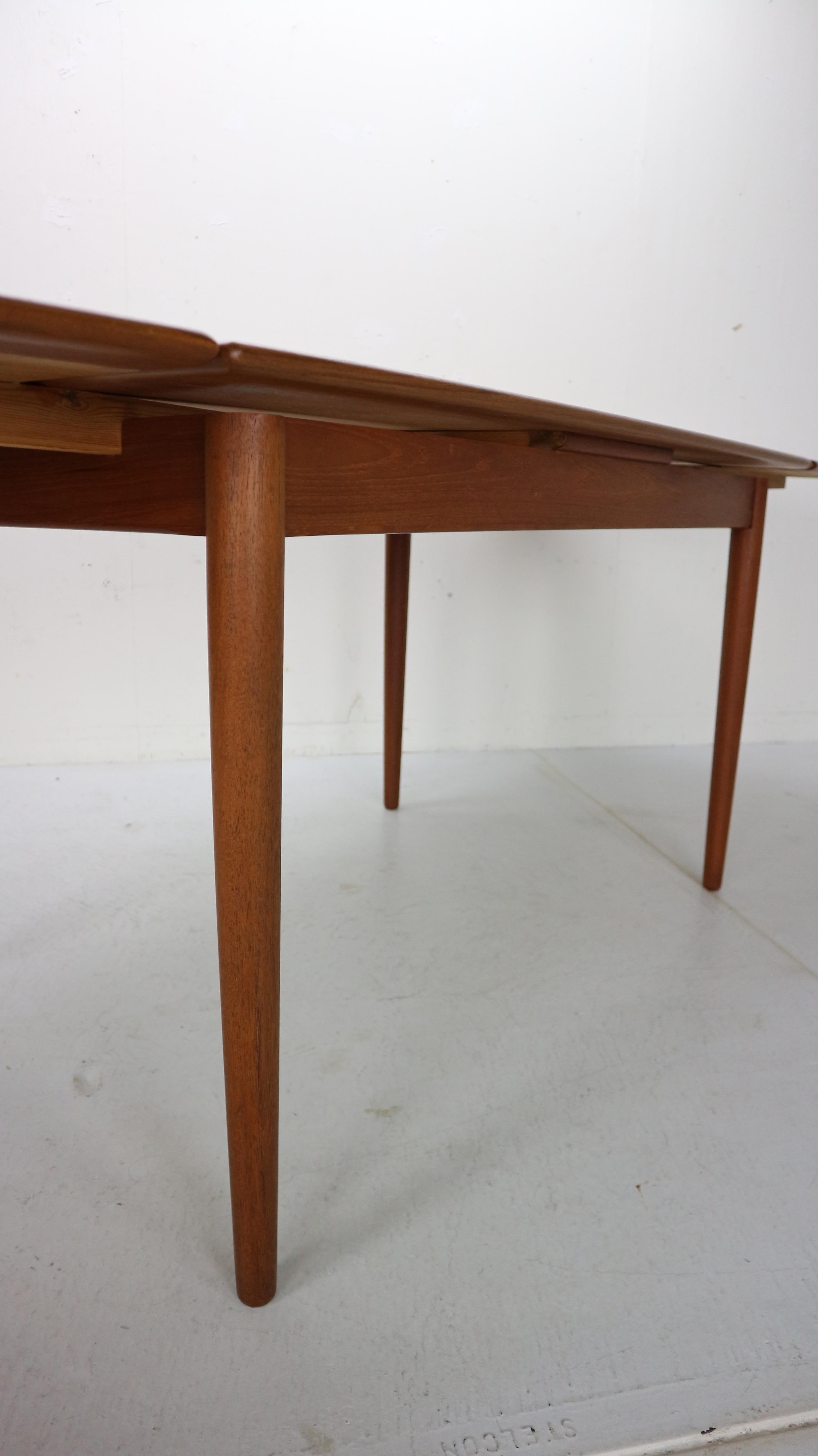 Midcentury Danish Design Extendable Teak Dining Table, 1960s 3