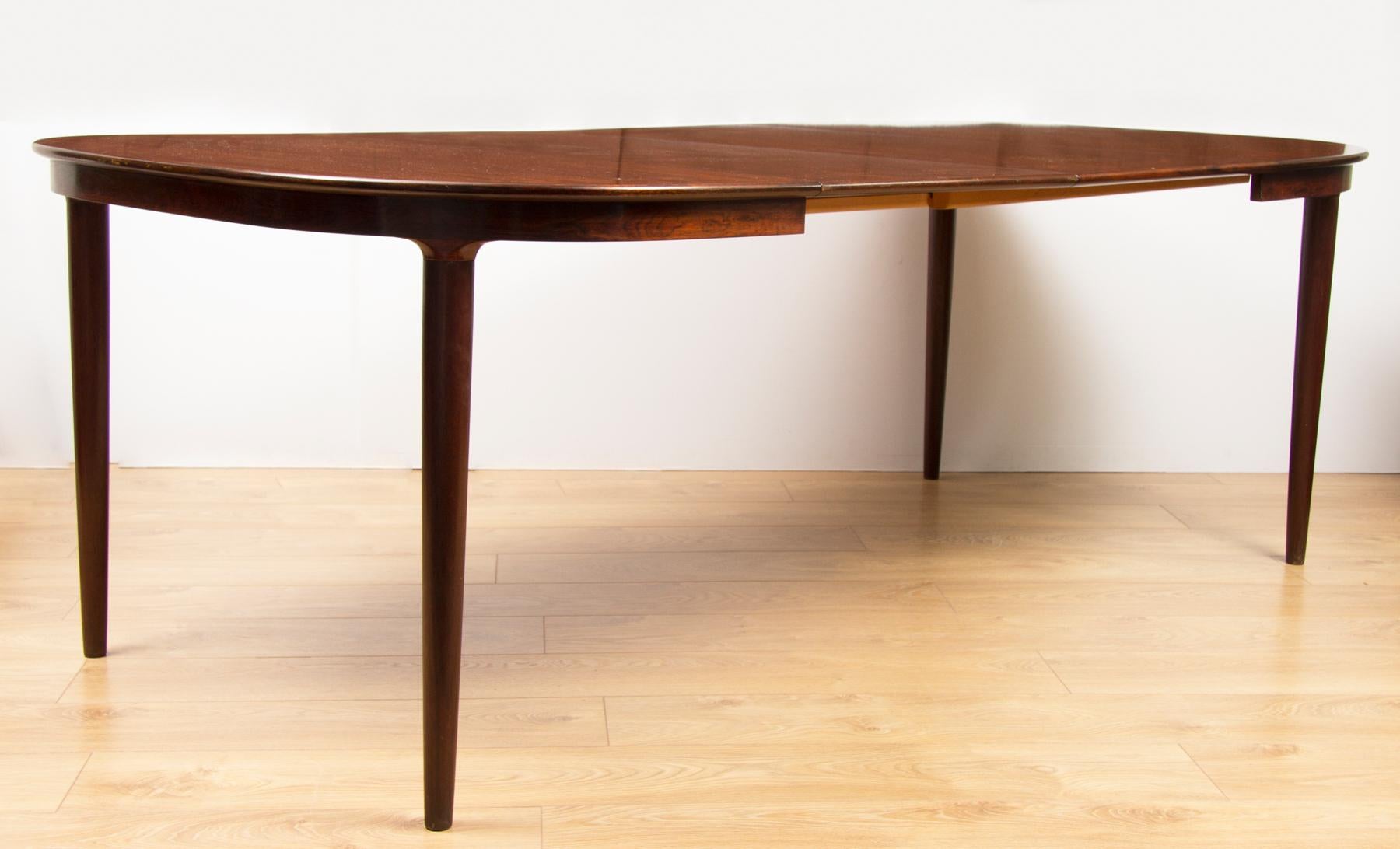 Midcentury Danish design rosewood extending dining table with detachable legs. 115 cm extending to 215 cm.