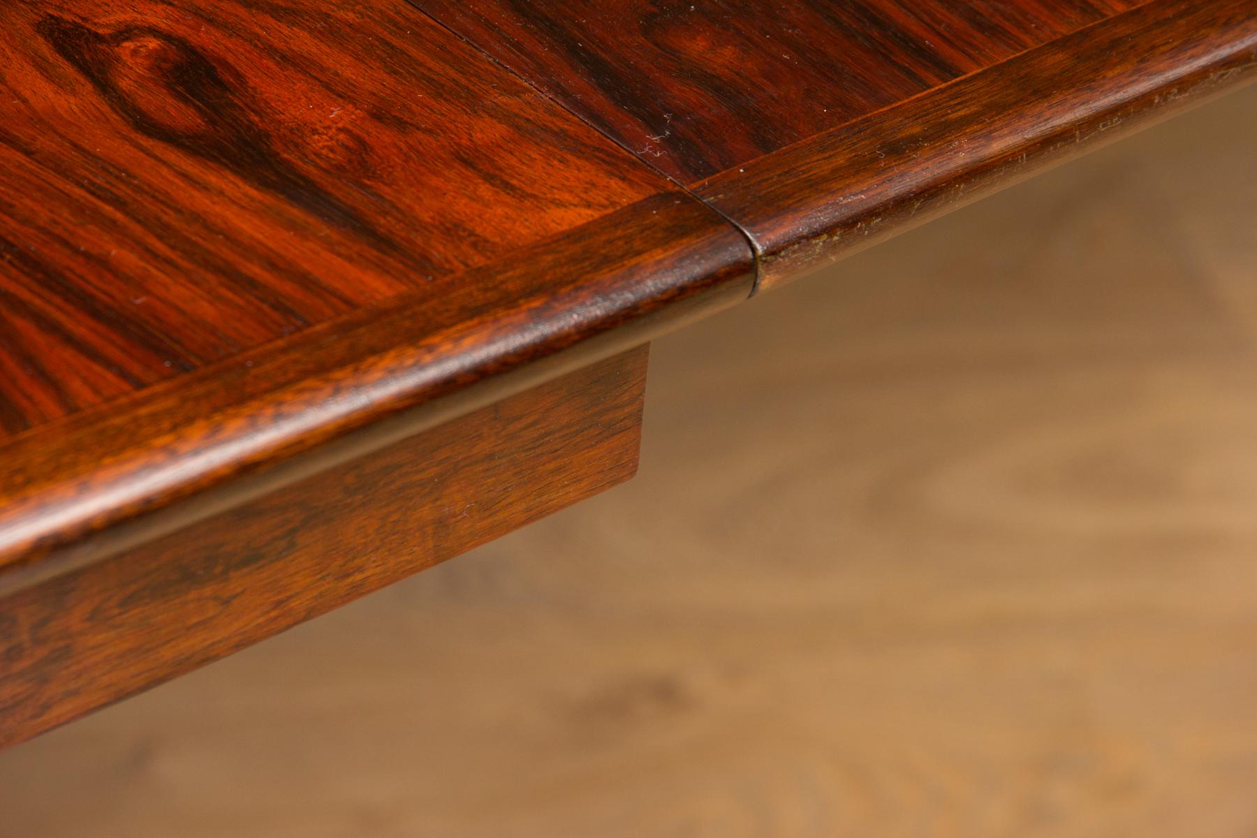 Midcentury Danish Design Rosewood Extending Dining Table In Good Condition In Surbiton, GB