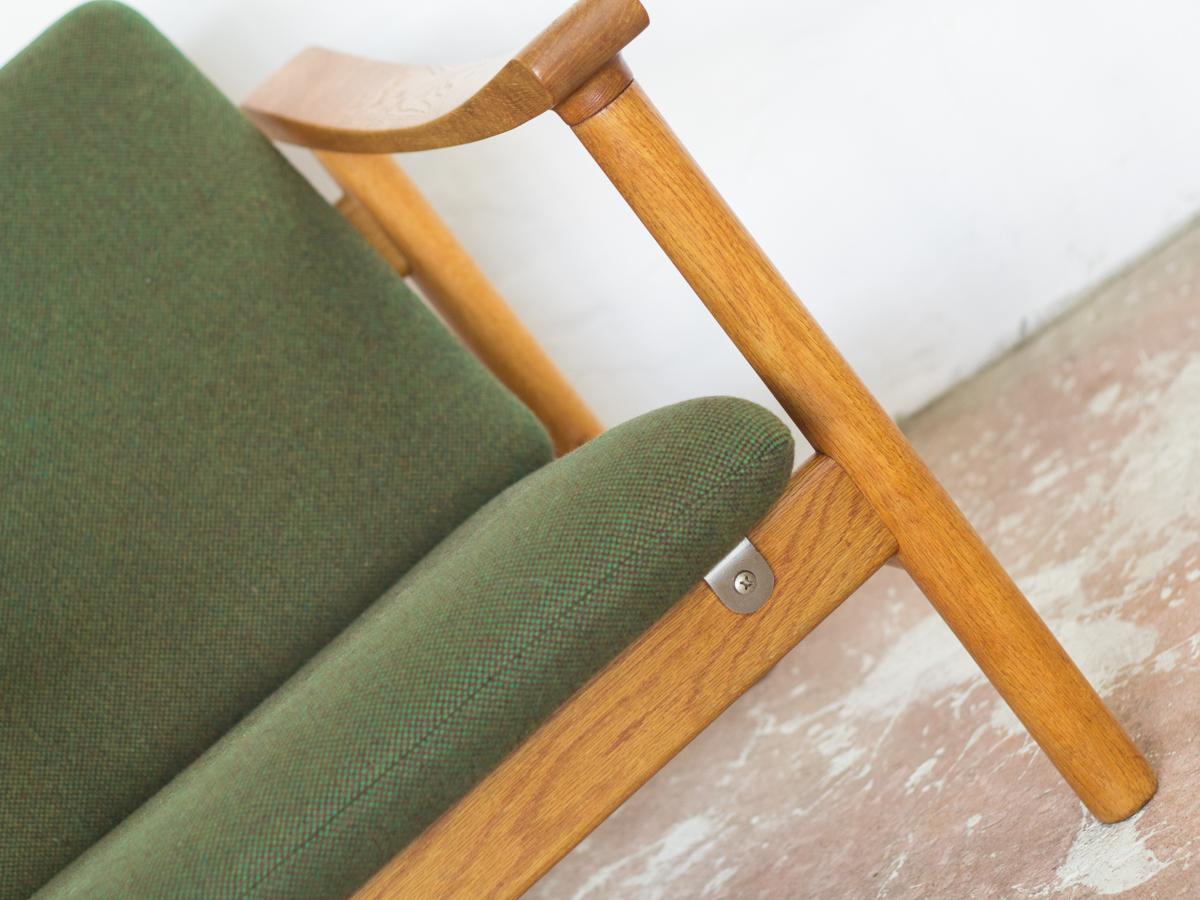 Midcentury Danish Easy Chair in Oak and Fabric by Hans Wegner for GETAMA (Moderne der Mitte des Jahrhunderts) im Angebot