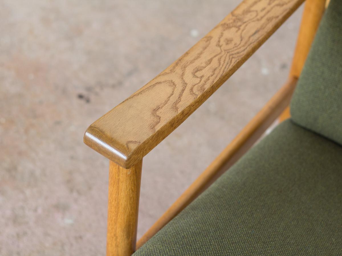 Midcentury Danish Easy Chair in Oak and Fabric by Hans Wegner for GETAMA (Holzarbeit) im Angebot