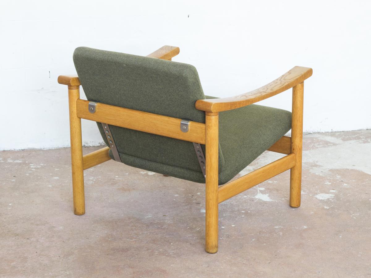 Midcentury Danish Easy Chair in Oak and Fabric by Hans Wegner for GETAMA For Sale 1