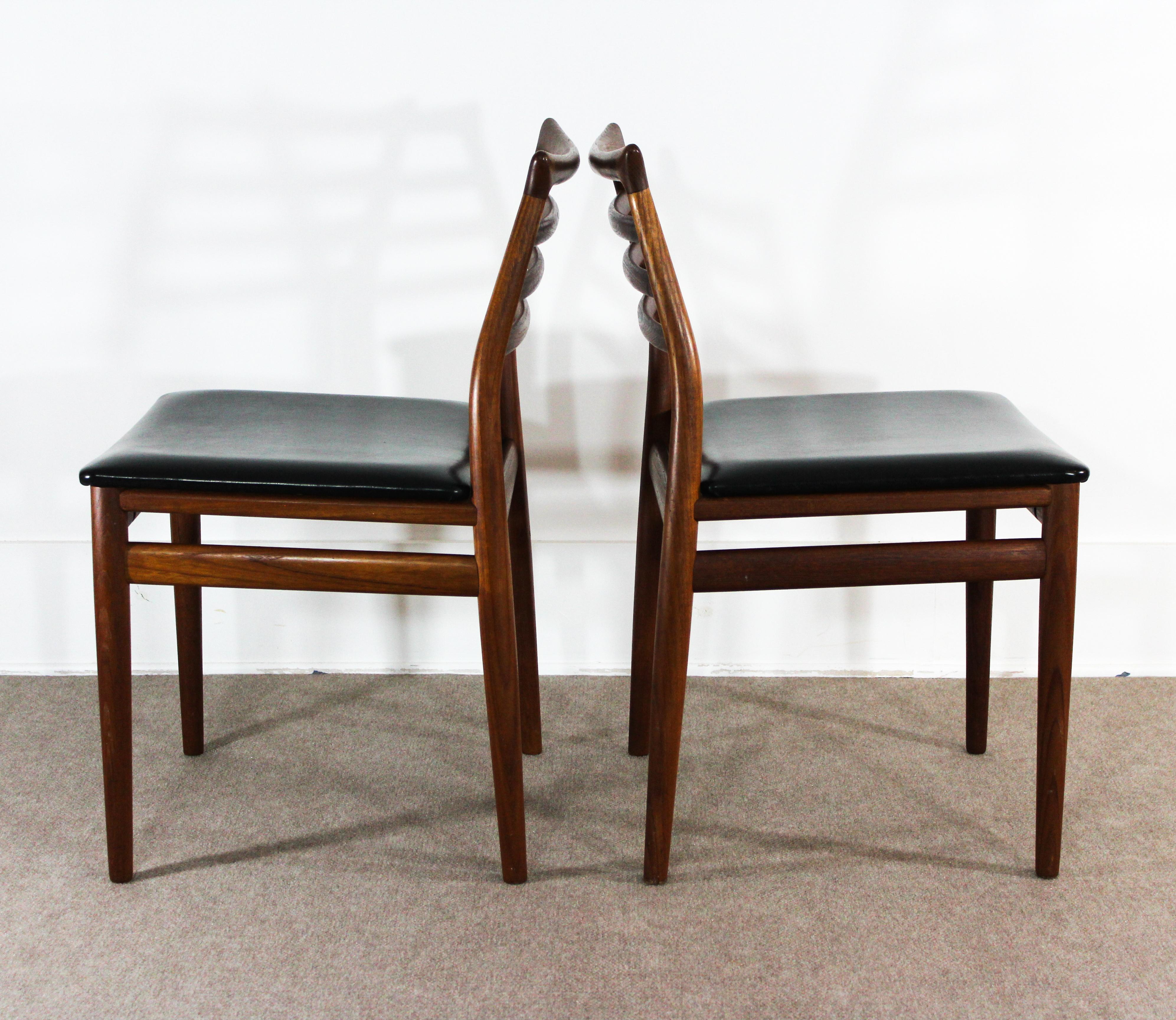 A pair of teak dining chairs designed by Erling Torvits and manufactured at the Danish carpentry Sorø Stolefabrik. Excellent design and quality. These chairs are in excellent vintage condition with original upholstery with minor signs of usage.