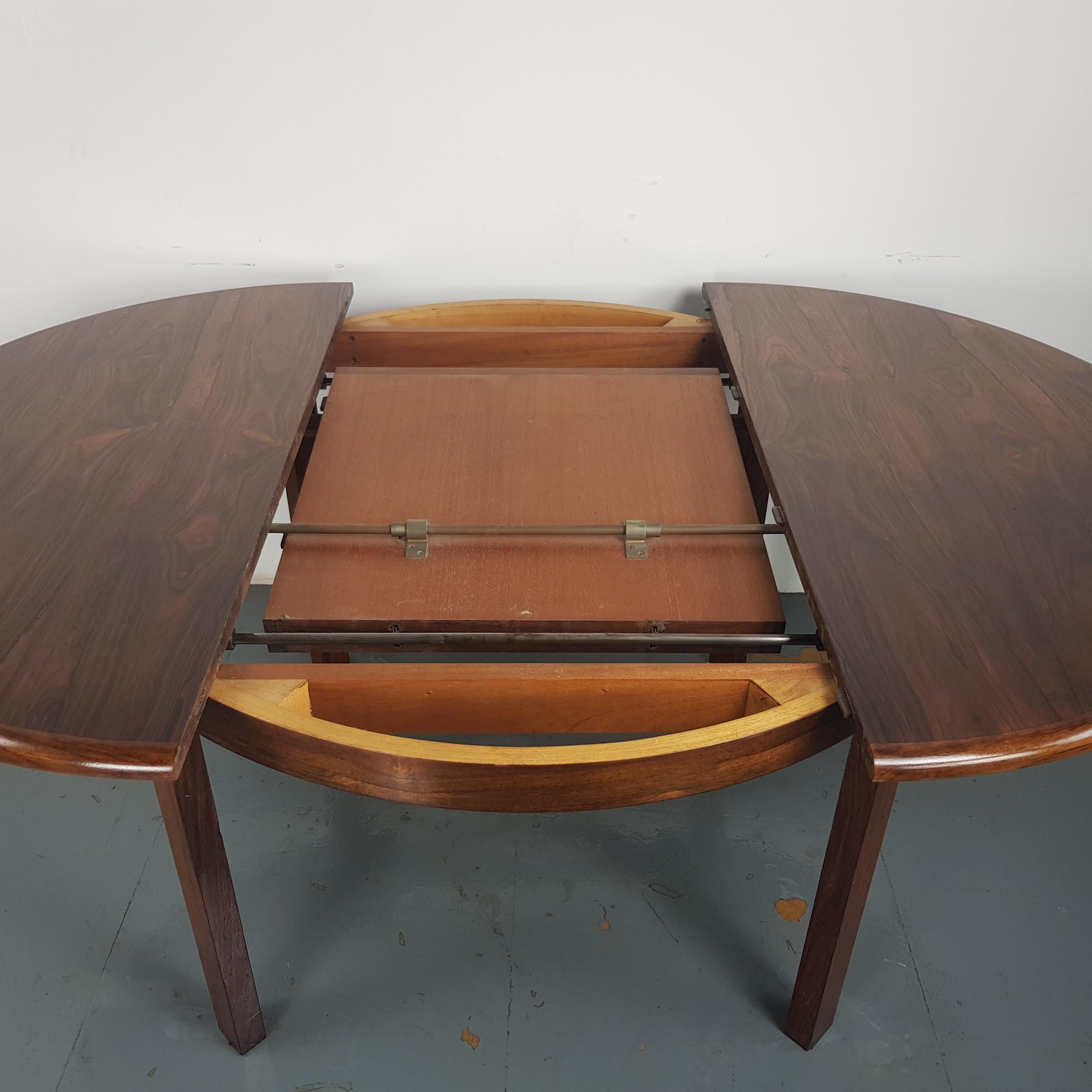 Midcentury Danish Extending Rosewood Dining Table In Good Condition For Sale In Lewes, East Sussex