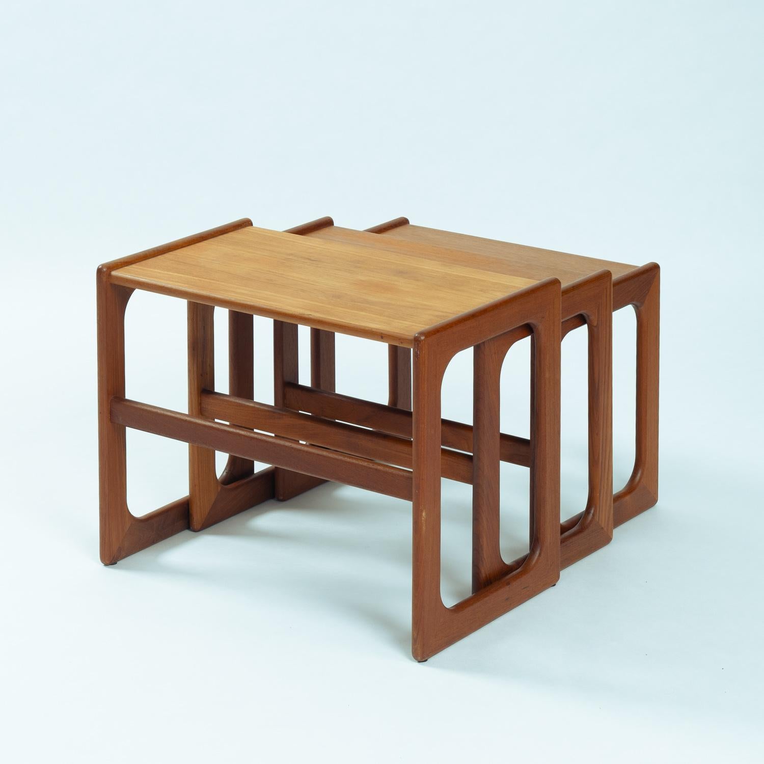 Tavoli da nido danesi di metà secolo in teak pieno di Salins Nyborg, Danimarca 1960 in vendita 5