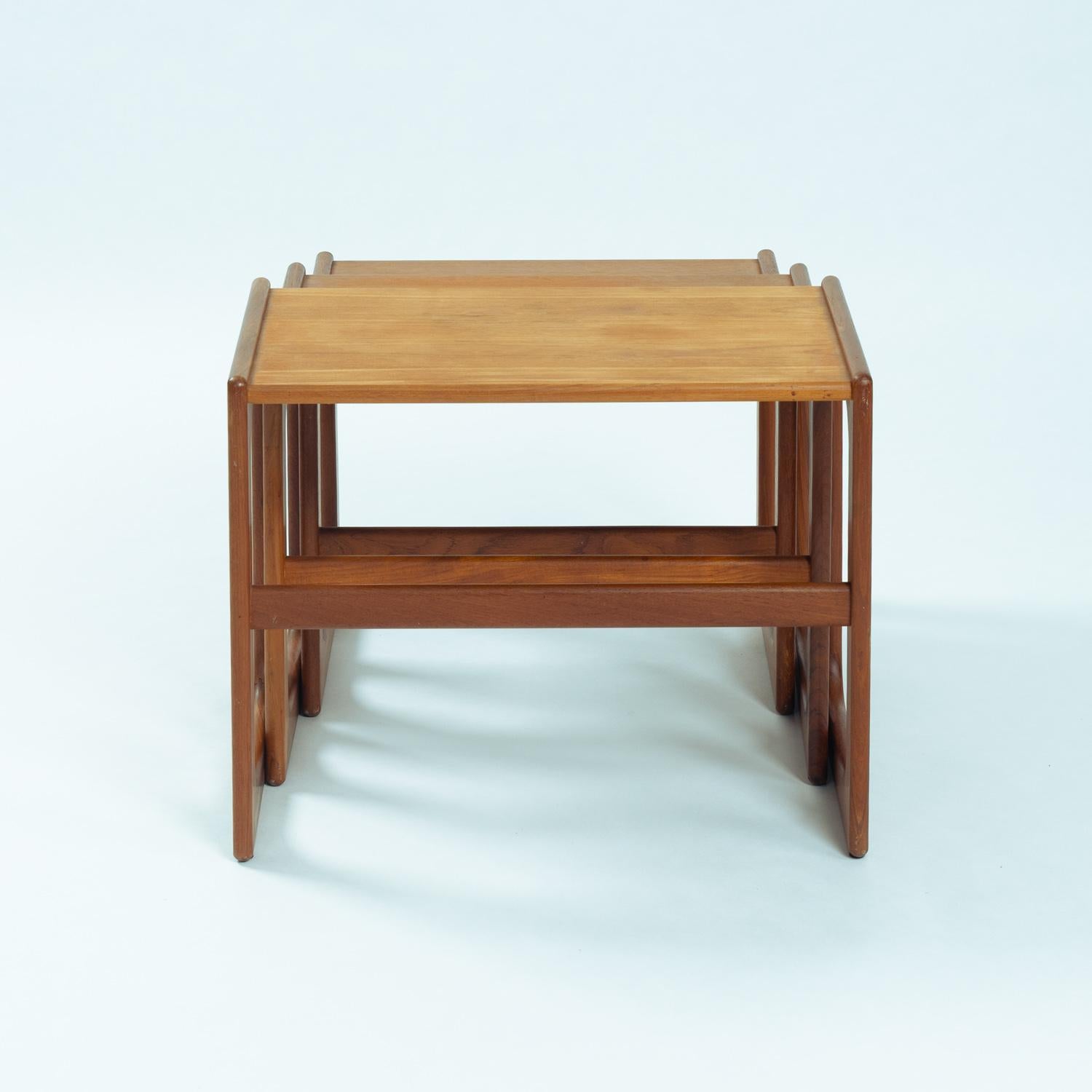 Tavoli da nido danesi di metà secolo in teak pieno di Salins Nyborg, Danimarca 1960 in vendita 6