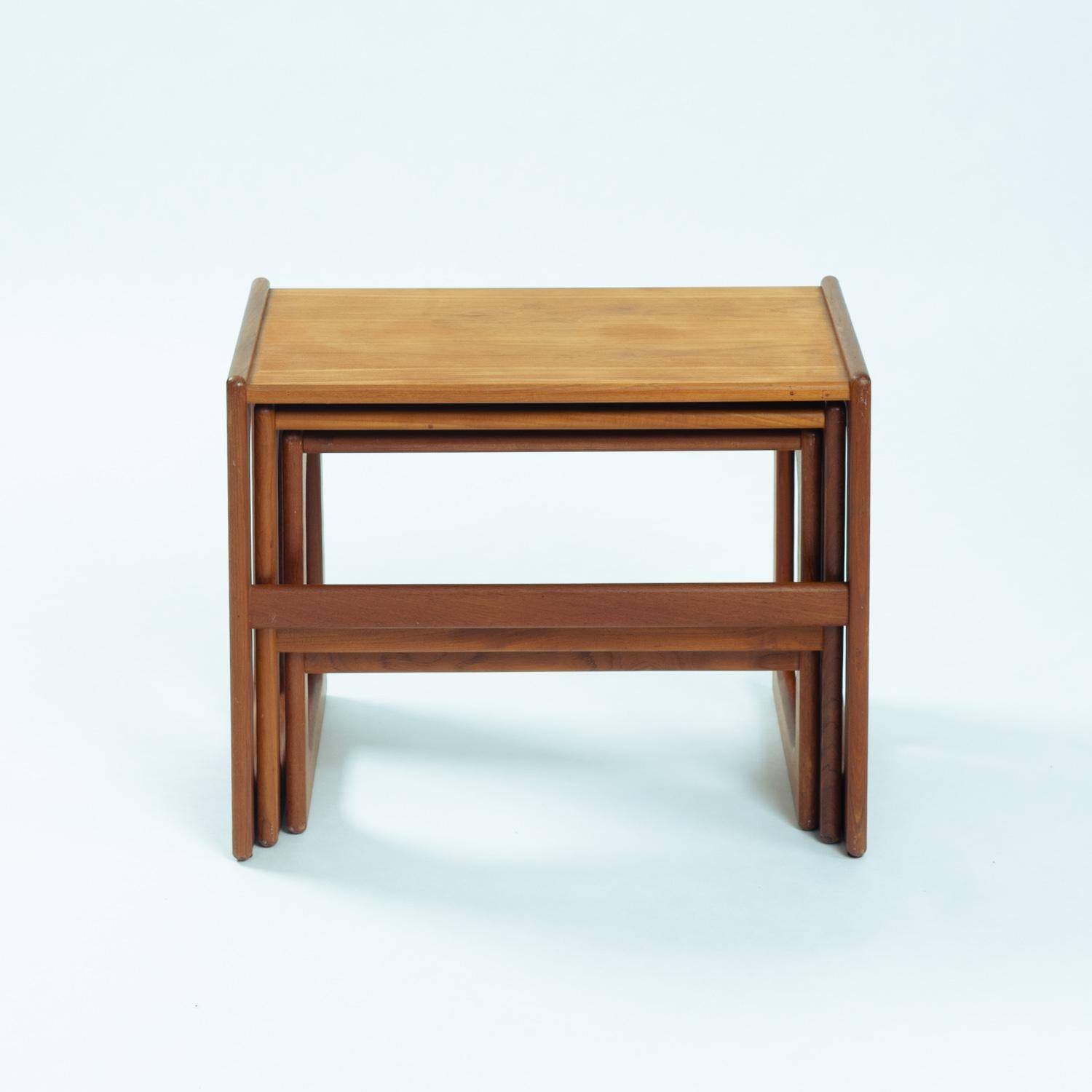 Tavoli da nido danesi di metà secolo in teak pieno di Salins Nyborg, Danimarca 1960 in vendita 7