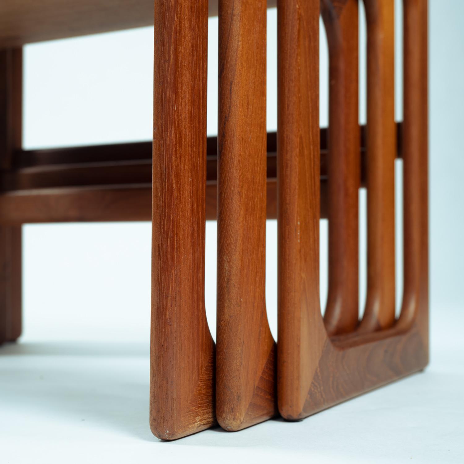 Tavoli da nido danesi di metà secolo in teak pieno di Salins Nyborg, Danimarca 1960 in vendita 8