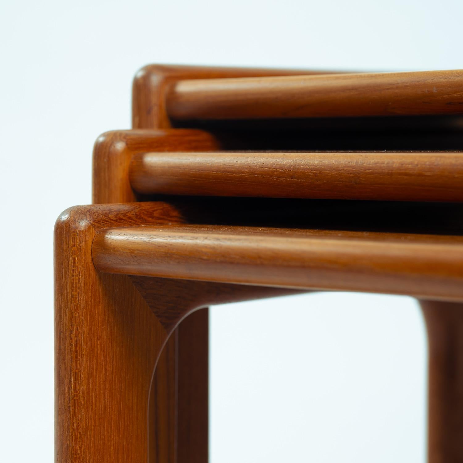 Tavoli da nido danesi di metà secolo in teak pieno di Salins Nyborg, Danimarca 1960 in vendita 9