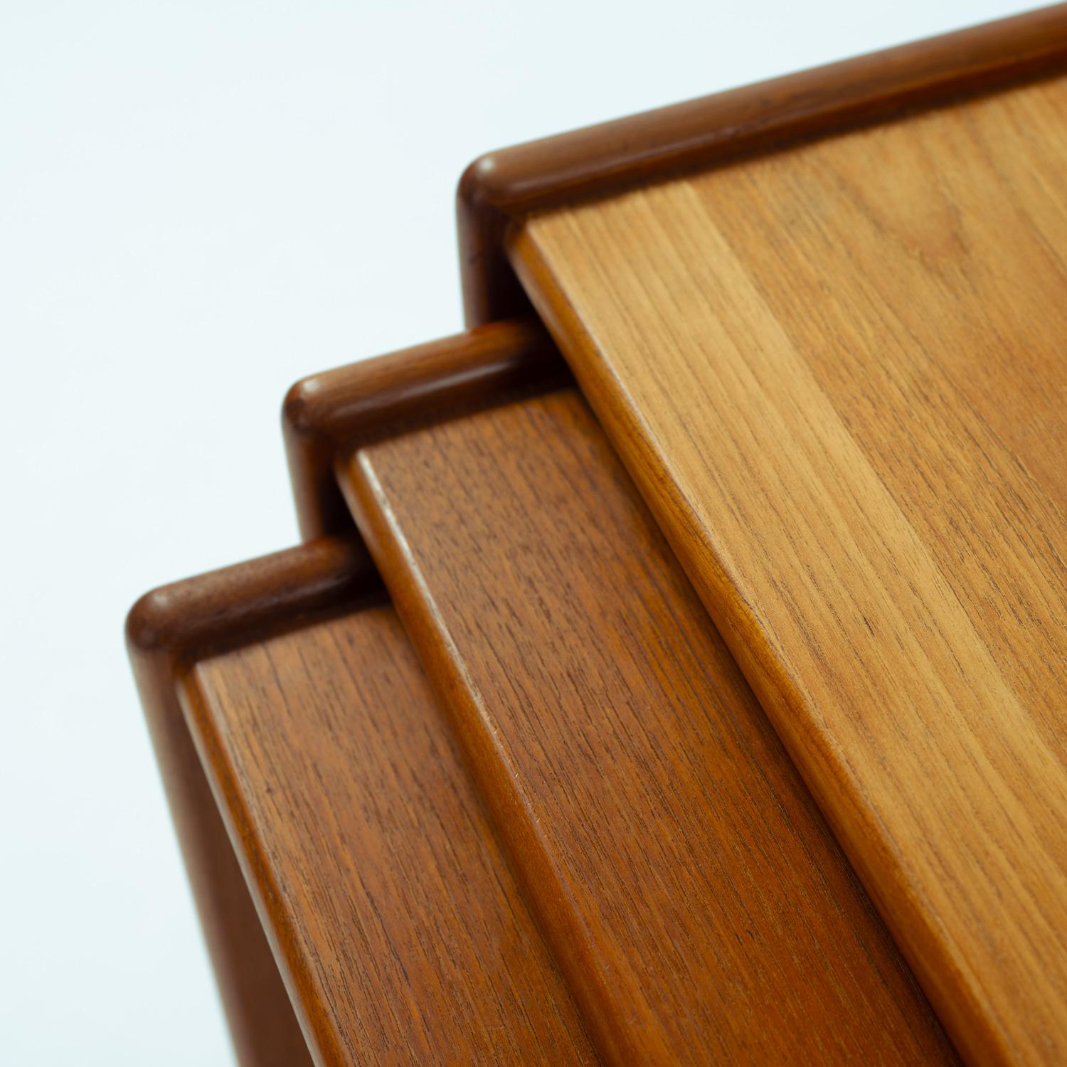 Tavoli da nido danesi di metà secolo in teak pieno di Salins Nyborg, Danimarca 1960 in vendita 10