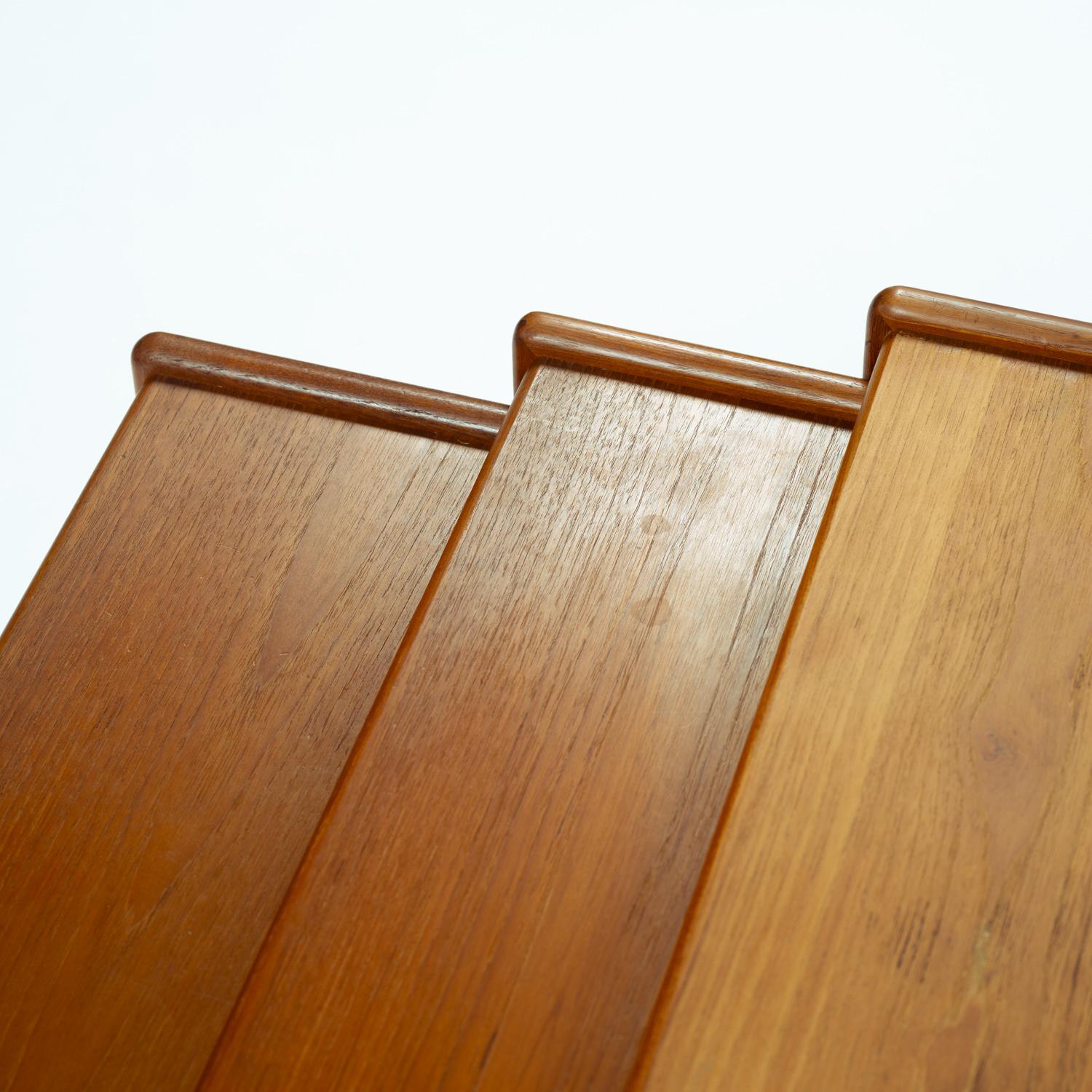 Tavoli da nido danesi di metà secolo in teak pieno di Salins Nyborg, Danimarca 1960 in vendita 11