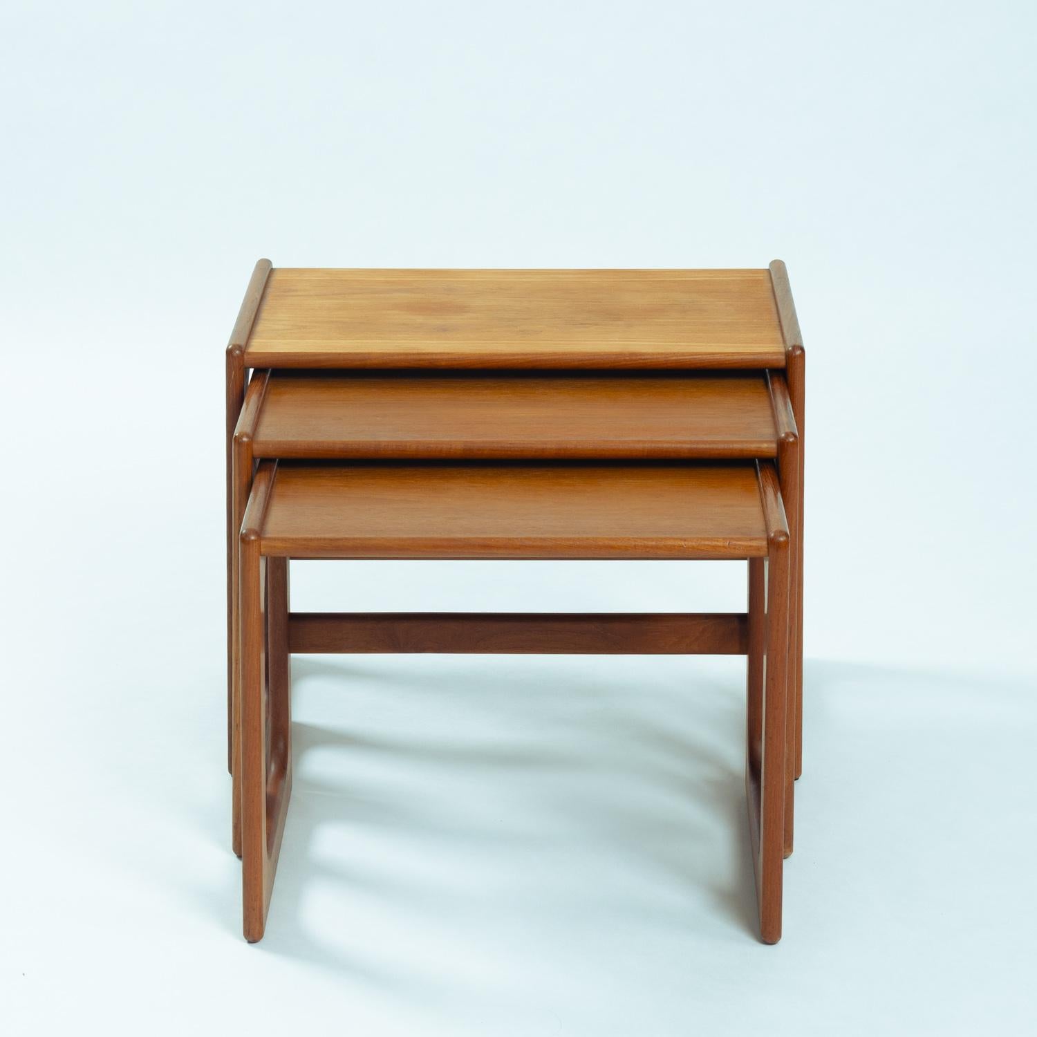 Danese Tavoli da nido danesi di metà secolo in teak pieno di Salins Nyborg, Danimarca 1960 in vendita