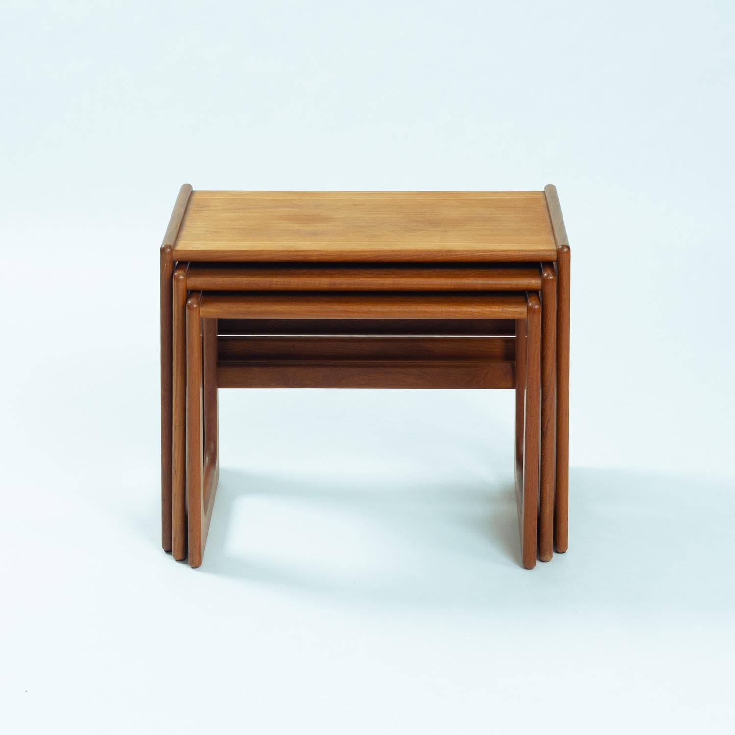 Tavoli da nido danesi di metà secolo in teak pieno di Salins Nyborg, Danimarca 1960 In condizioni buone in vendita a Zevenaar, NL