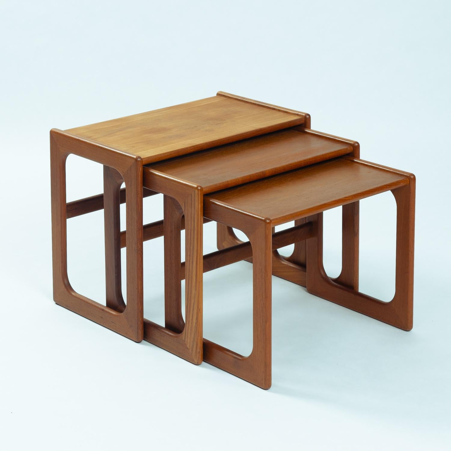 Metà XX secolo Tavoli da nido danesi di metà secolo in teak pieno di Salins Nyborg, Danimarca 1960 in vendita