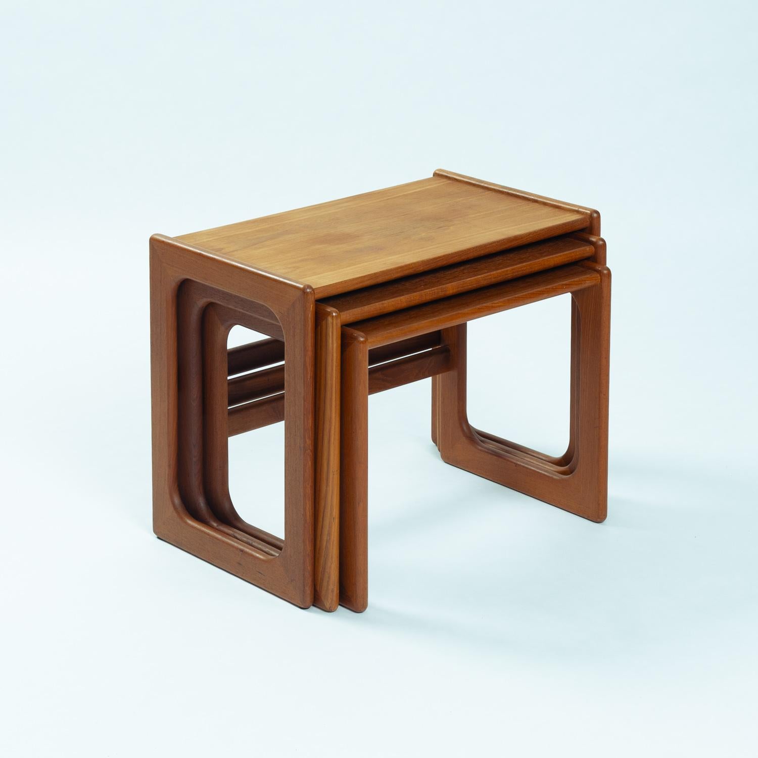 Tavoli da nido danesi di metà secolo in teak pieno di Salins Nyborg, Danimarca 1960 in vendita 1
