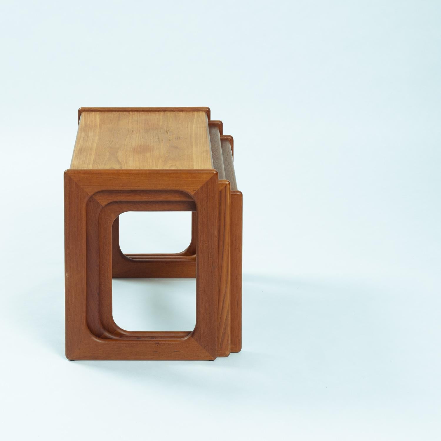 Tavoli da nido danesi di metà secolo in teak pieno di Salins Nyborg, Danimarca 1960 in vendita 2