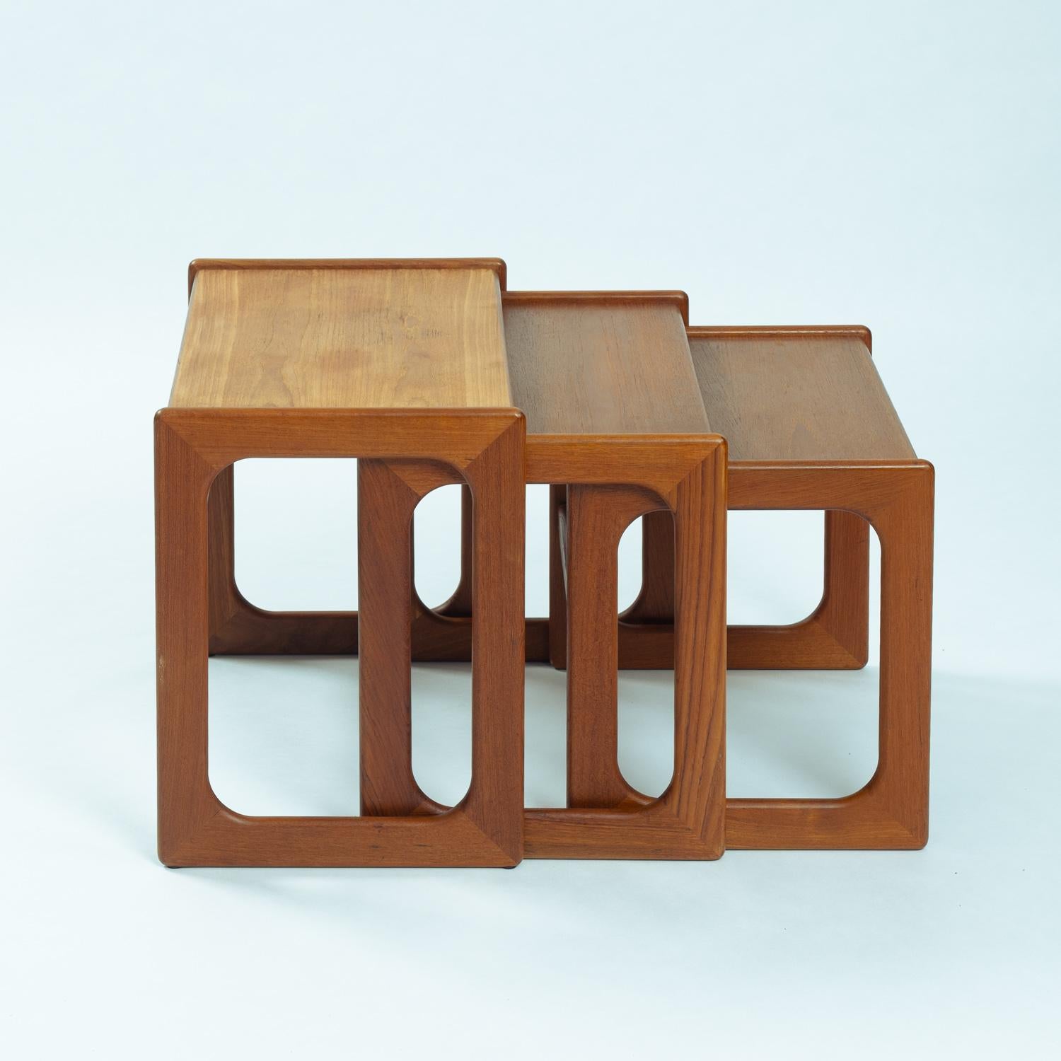 Tavoli da nido danesi di metà secolo in teak pieno di Salins Nyborg, Danimarca 1960 in vendita 3
