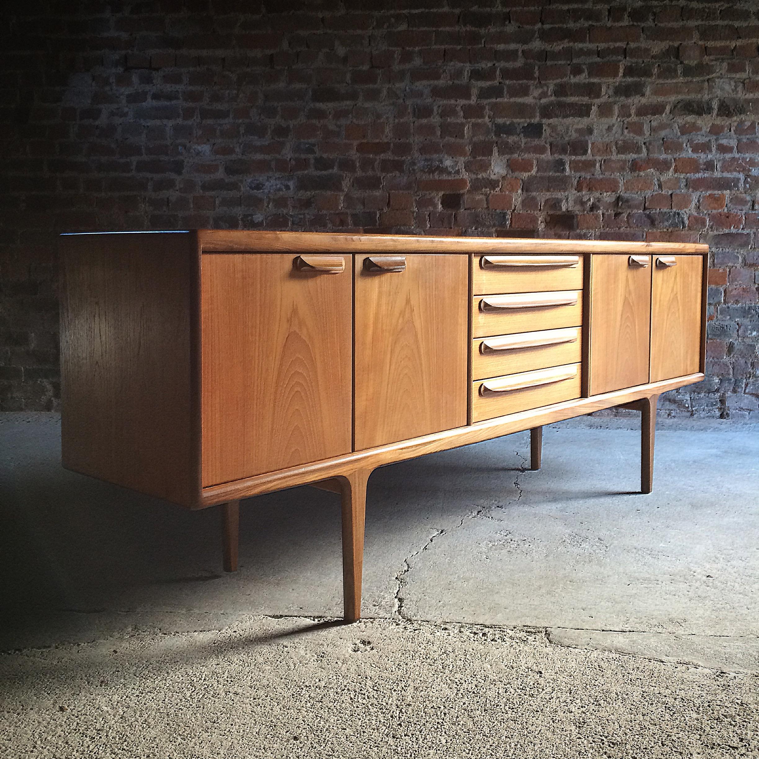 Eine atemberaubend schöne Mitte des Jahrhunderts dänischen Design Teak Anrichte Kredenz möglicherweise G-Plan um 1970er Jahre:: diese elegante Anrichte mit langen rechteckigen oben über vier zentrale Schubladen mit zwei Doppel fronten Schränke auf
