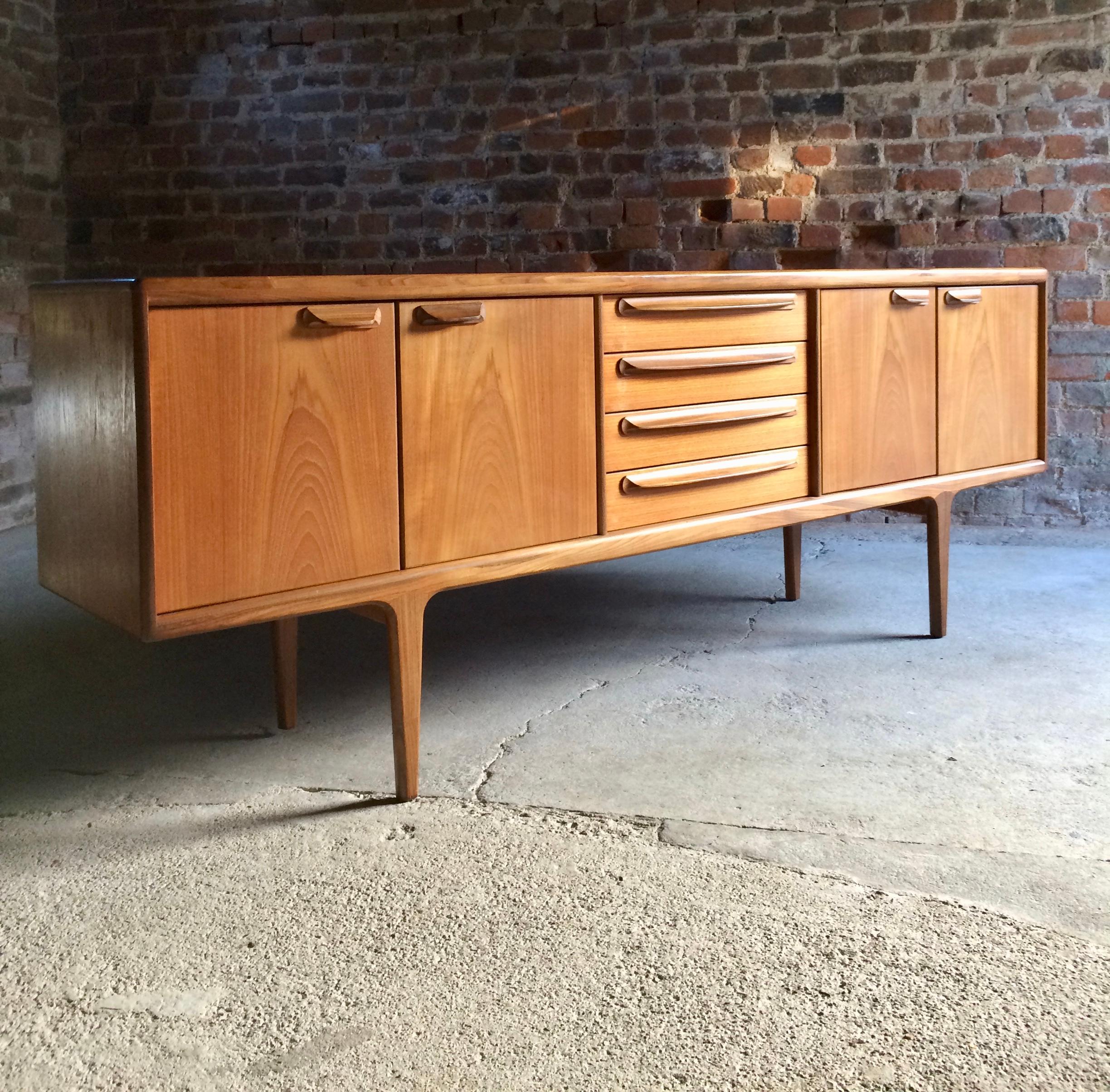 Dänisches G-Plan Sideboard aus massivem Teakholz Medienschrank lang:: 1970er Jahre (Moderne der Mitte des Jahrhunderts)