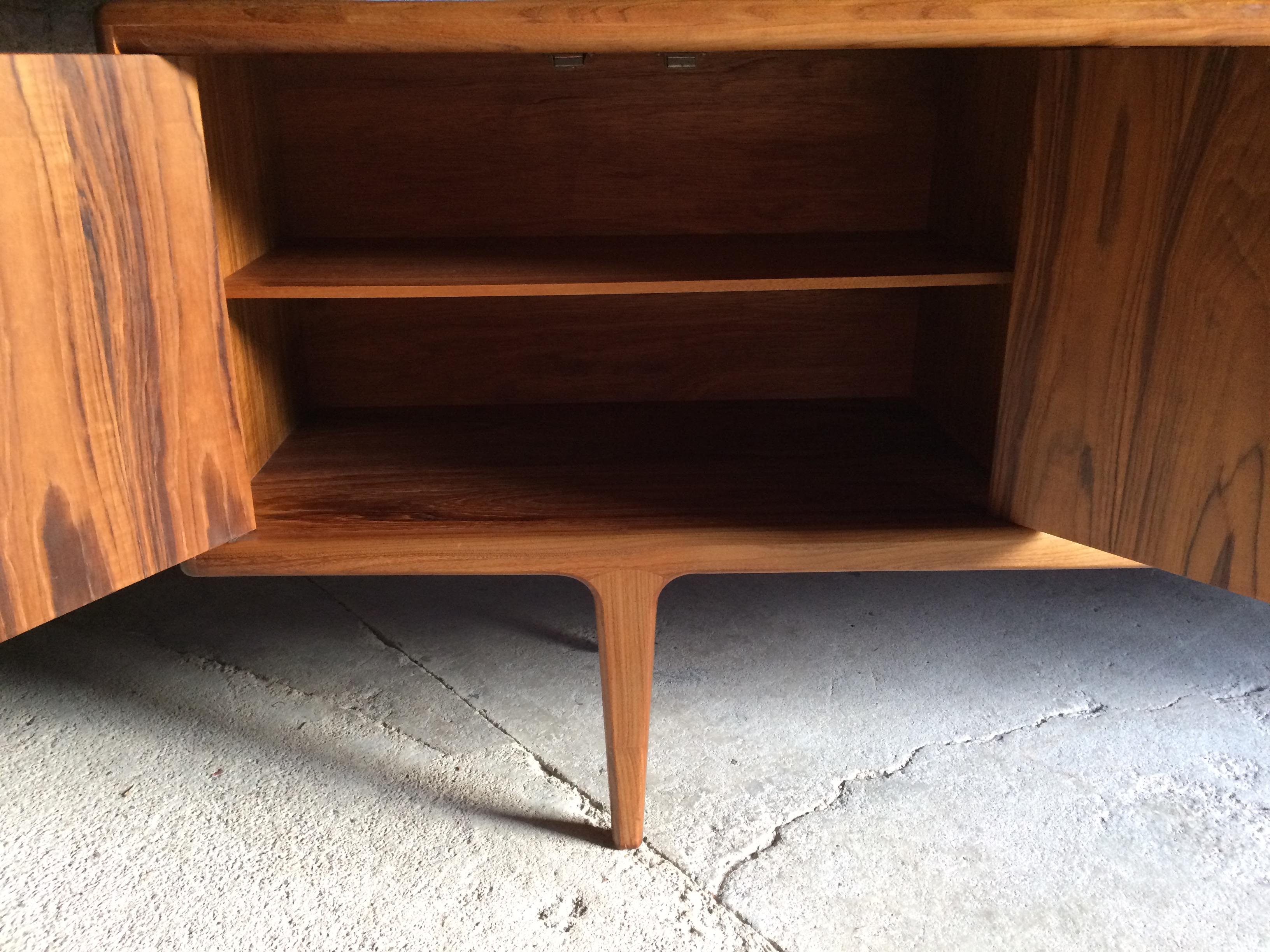 Dänisches G-Plan Sideboard aus massivem Teakholz Medienschrank lang:: 1970er Jahre im Zustand „Gut“ in Longdon, Tewkesbury