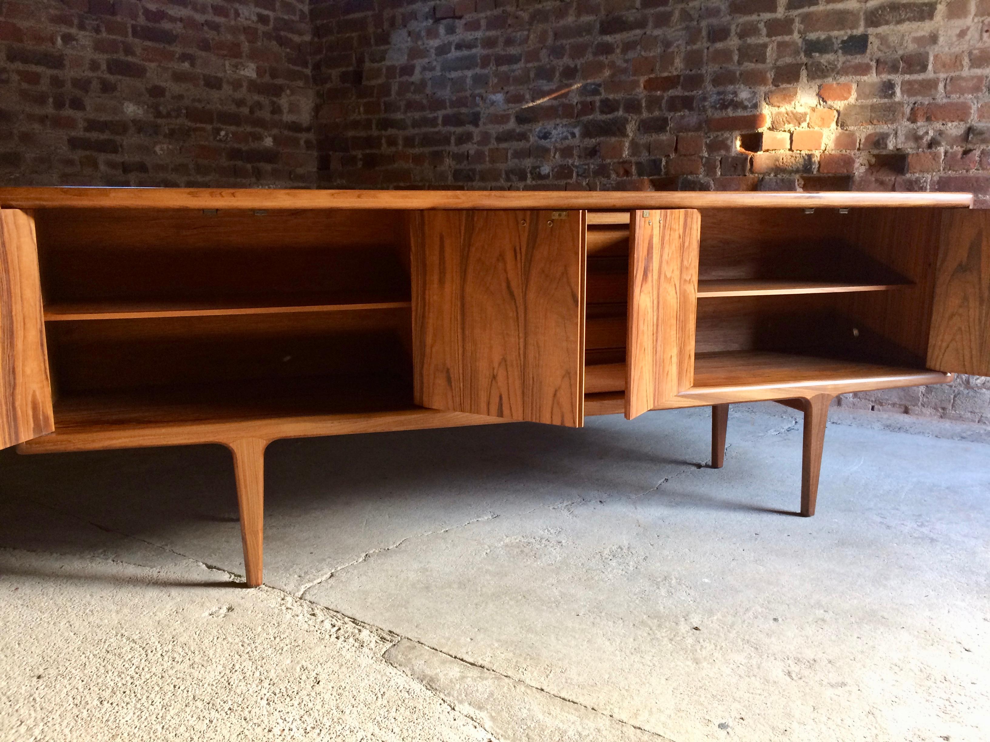 Dänisches G-Plan Sideboard aus massivem Teakholz Medienschrank lang:: 1970er Jahre (Ende des 20. Jahrhunderts)