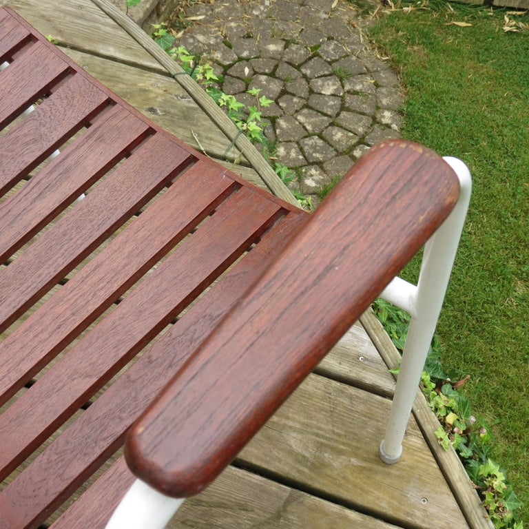 Dänisches Gartenset aus der Mitte des Jahrhunderts von Daneline, Stapelstühle und klappbarer Tisch bei 1stDibs Deutschland
