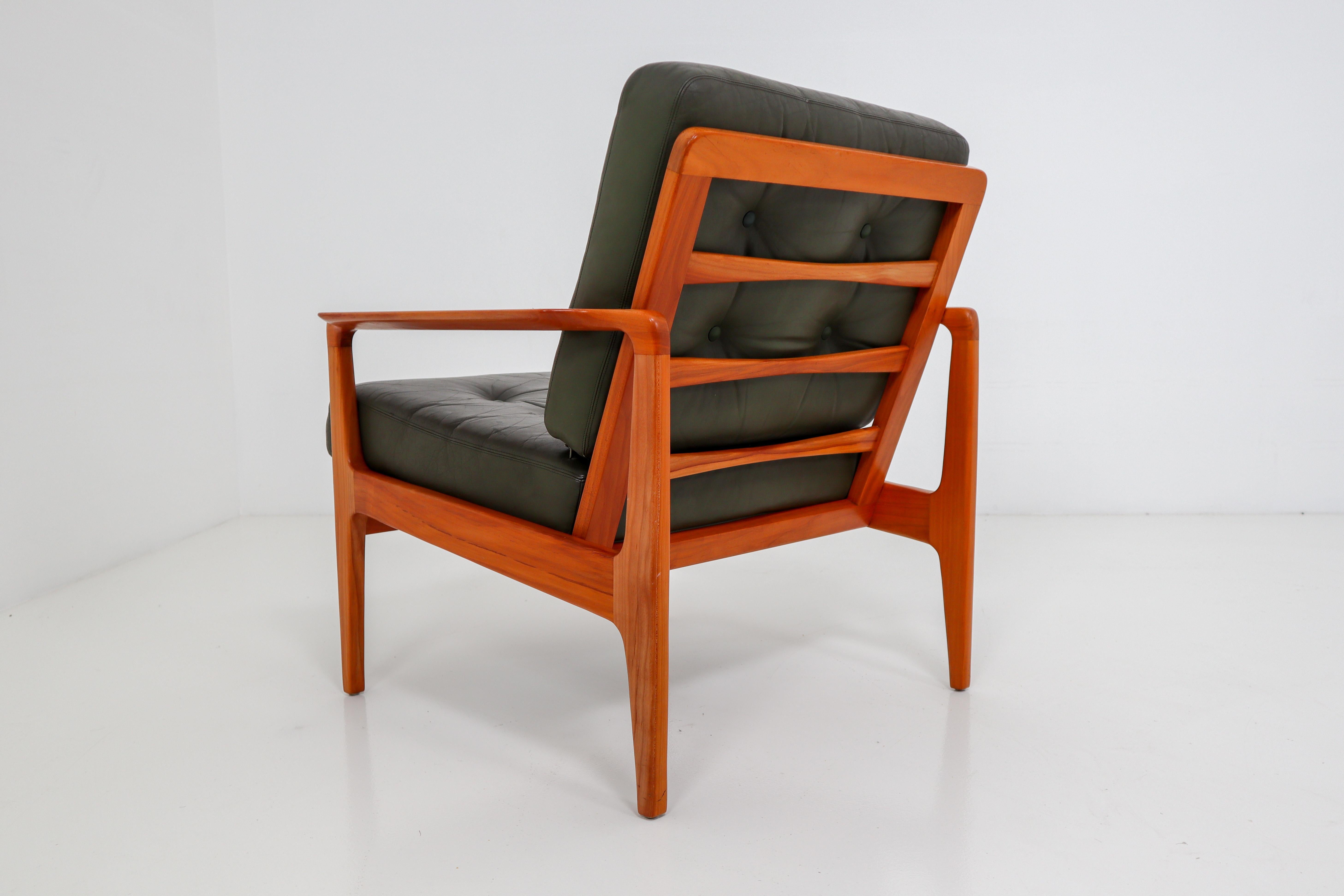 Midcentury Danish lounge chair by Arne Wahl Iversen, 1960s. Original cushion in green leather in very good condition.