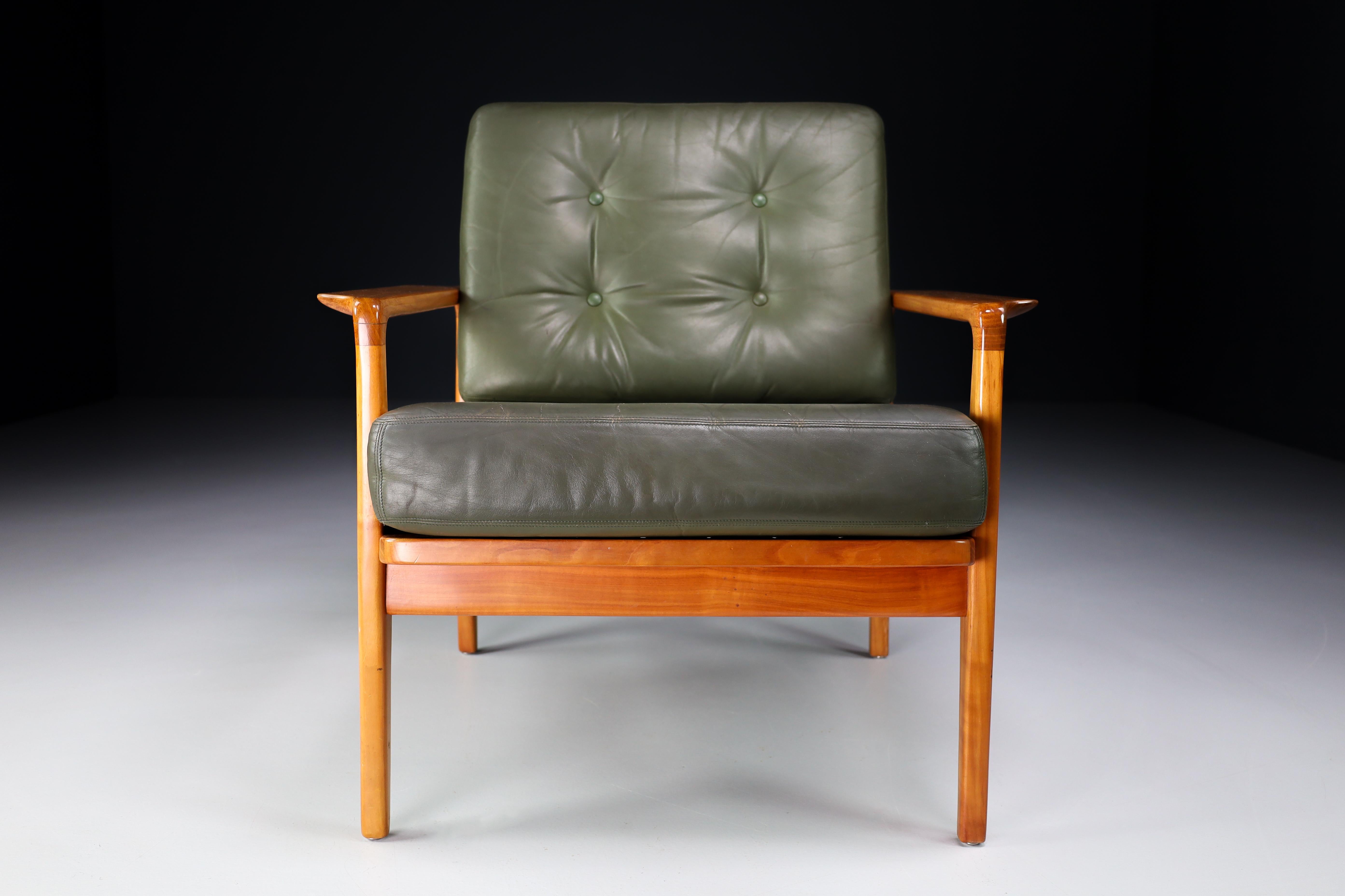 Midcentury Danish Lounge Chairs by Arne Wahl Iversen in Green Leather, 1960s In Good Condition For Sale In Almelo, NL