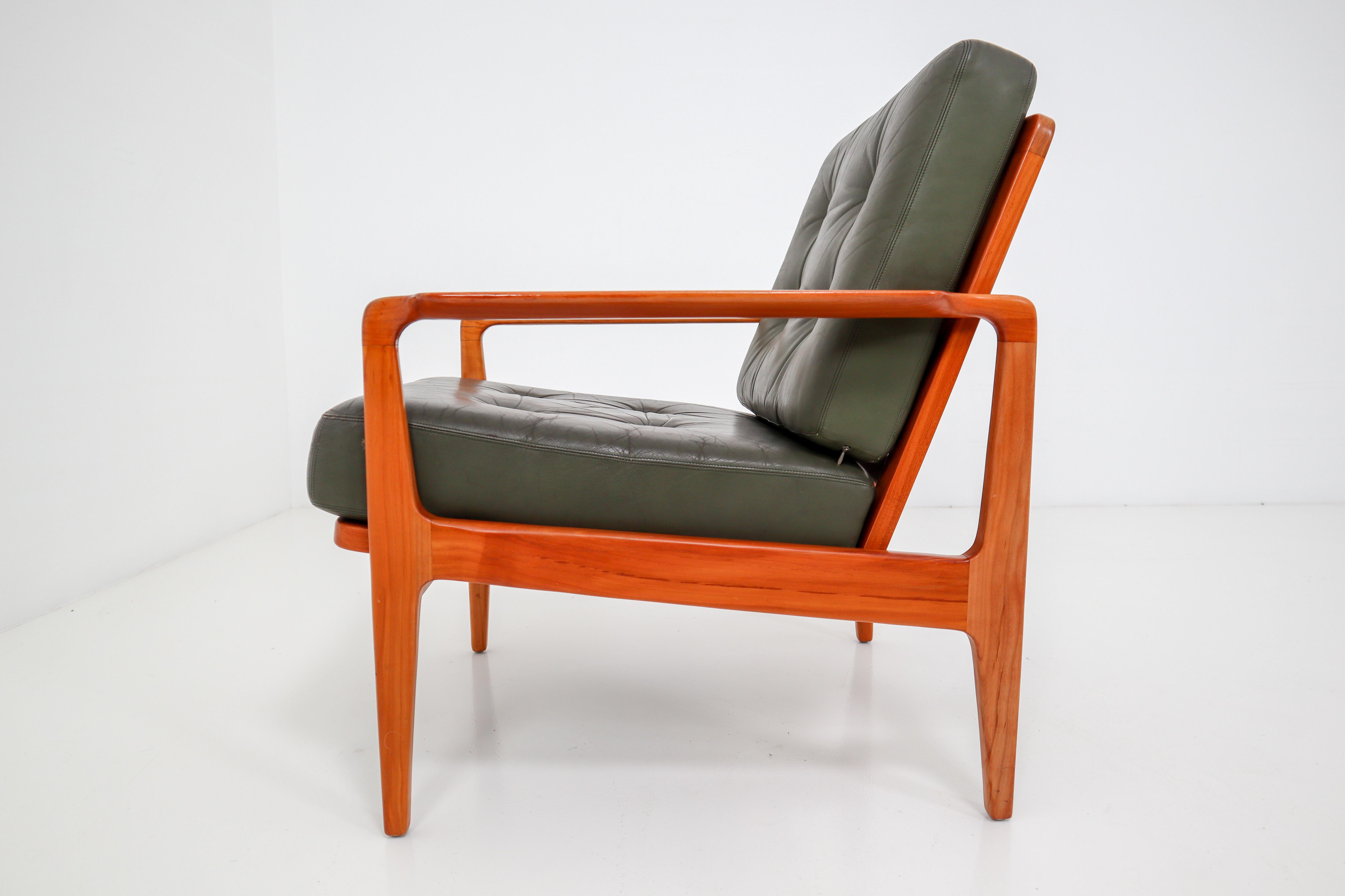 Midcentury Danish Lounge Chairs by Arne Wahl Iversen in Green Leather, 1960s In Good Condition In Almelo, NL