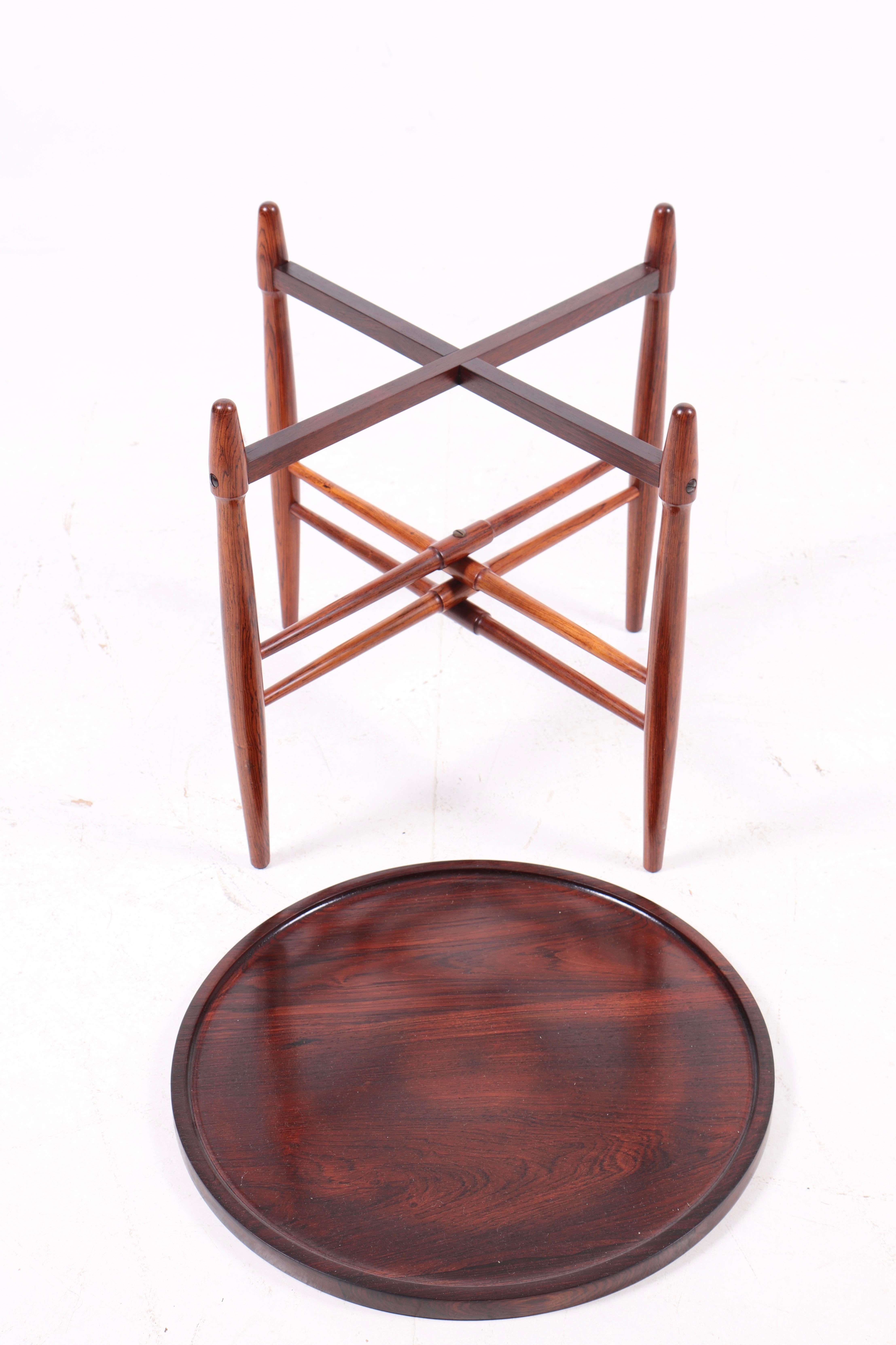 Elegante table basse en palissandre massif de l'ébéniste Hundevad. Fabriqué au Danemark dans les années 1960. Très bon état d'origine.