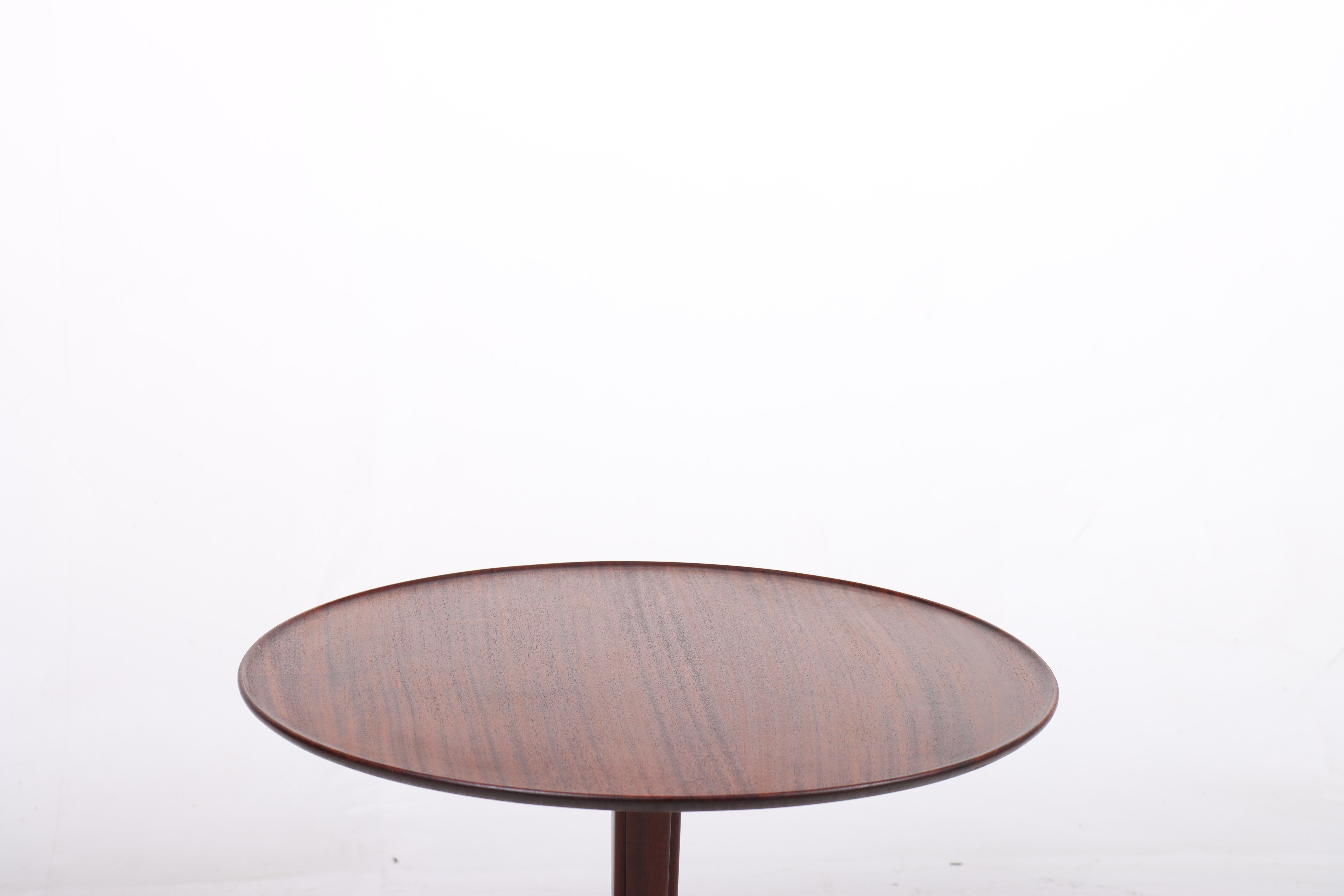 Elegant low table in mahogany by designer and cabinetmaker Frits Henningsen. Made in Denmark, circa 1945. Great original condition.