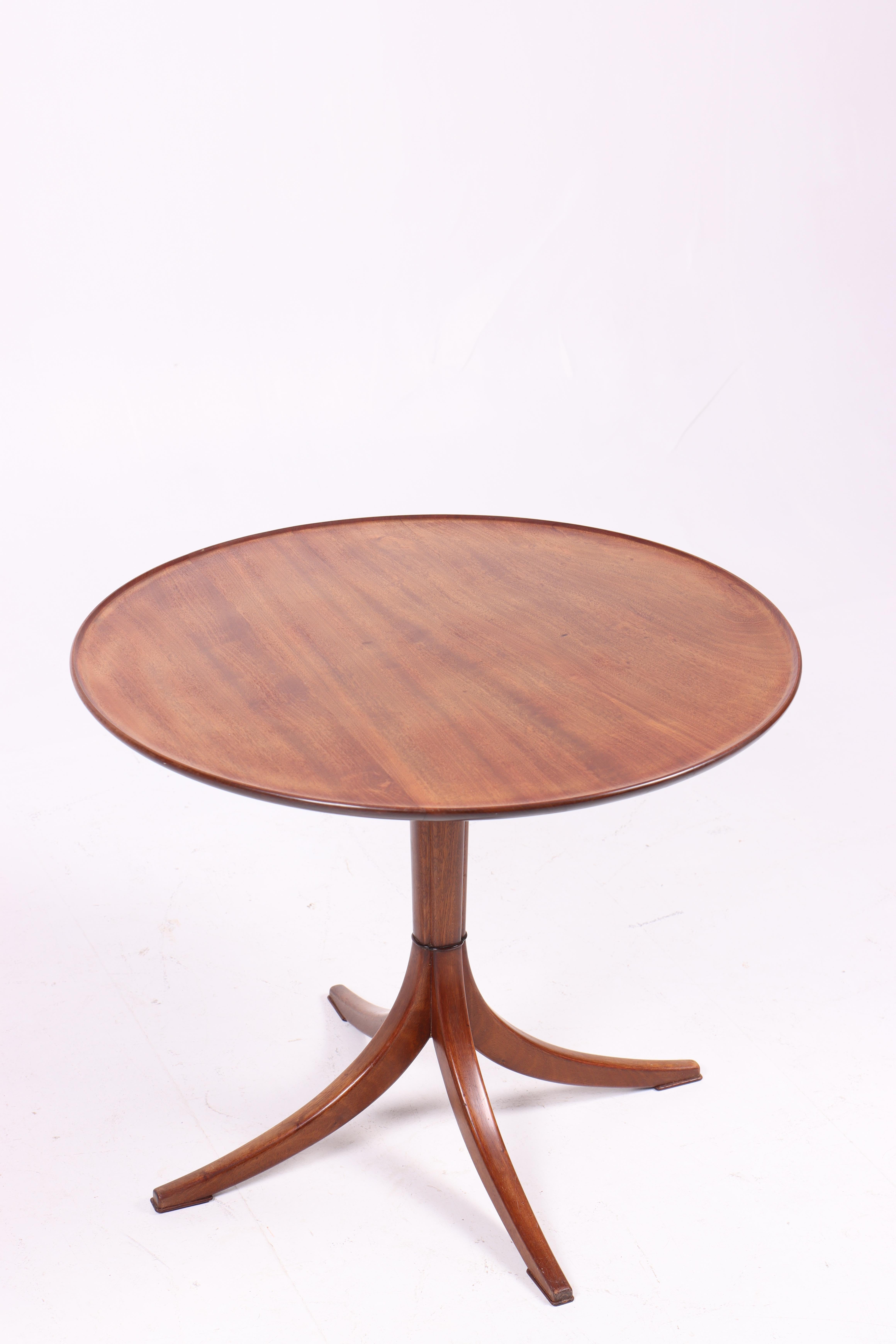 Elegante table basse en acajou du designer et ébéniste Frits Henningsen. Fabriqué au Danemark, vers 1945. Excellent état d'origine.