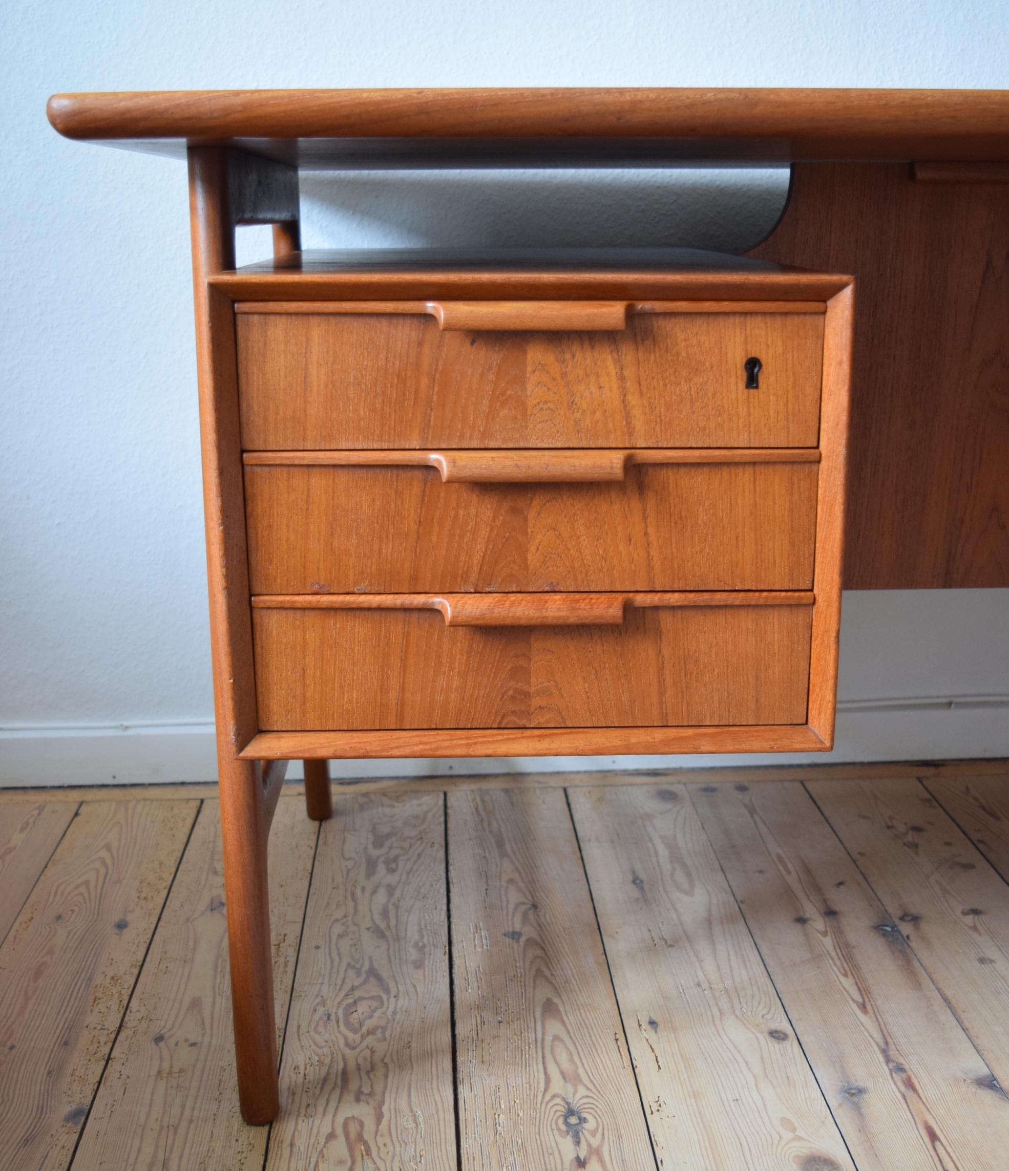 Midcentury Danish Model 75 Executive Teak Desk by Gunni Omann, 1960s In Good Condition For Sale In Nyborg, DK