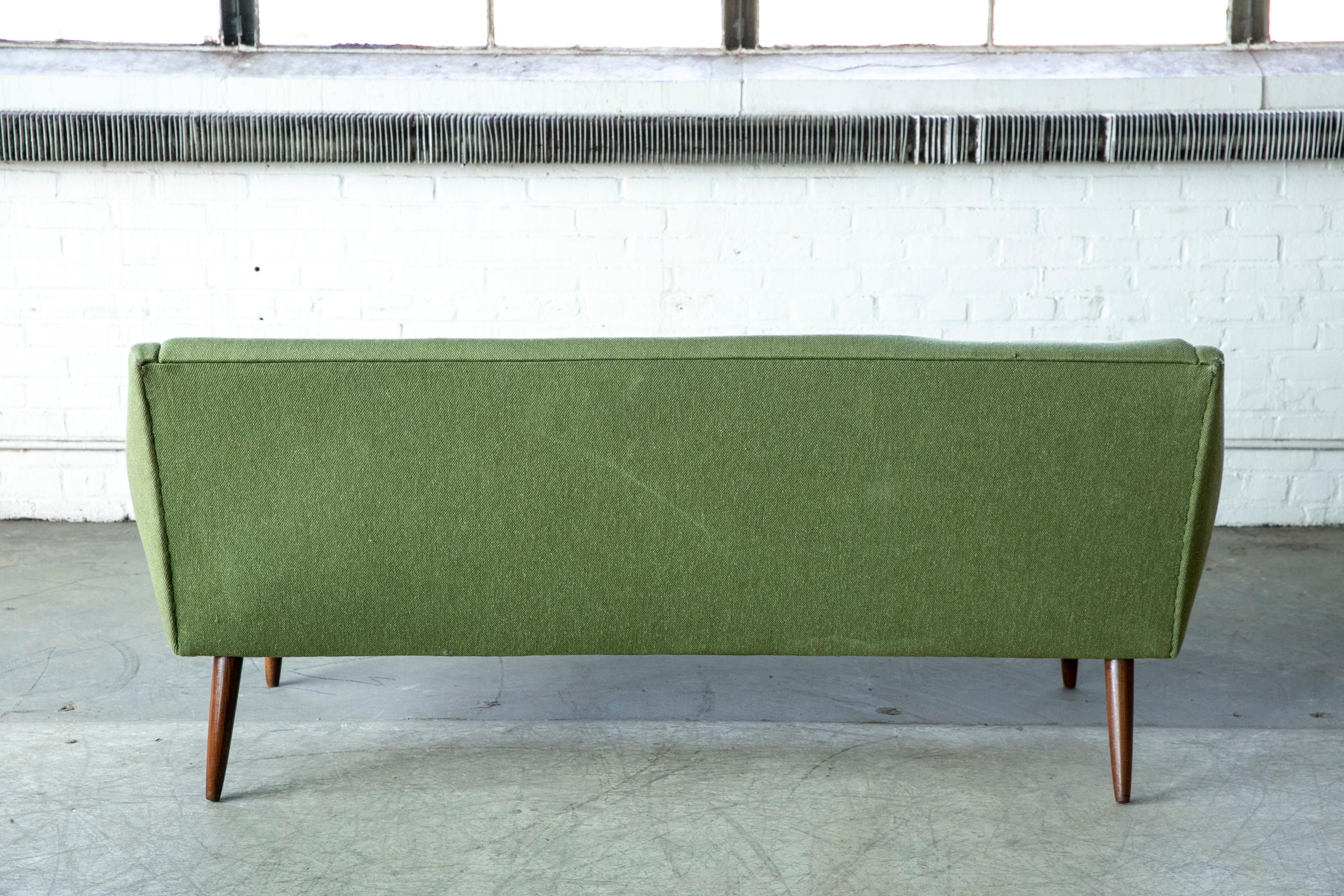 Dänisches modernes Mid-Century-Sofa aus Teakholz und Wolle, 1950er Jahre im Angebot 3
