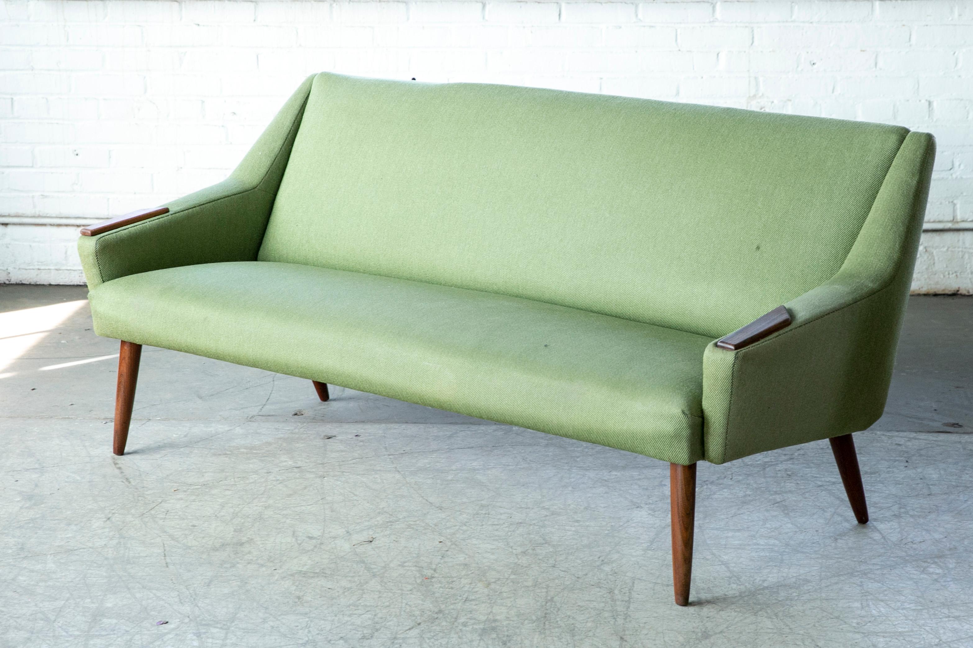 Das coole Sofa wurde in den späten 1950er-Jahren hergestellt. Das schlichte, elegante Design mit niedrigen, eleganten Linien und doch so viel Präsenz, dass es ein Wohnzimmer schmückt. Abgedeckt mit dem gelben Original-Wollstoff und auf Beinen aus