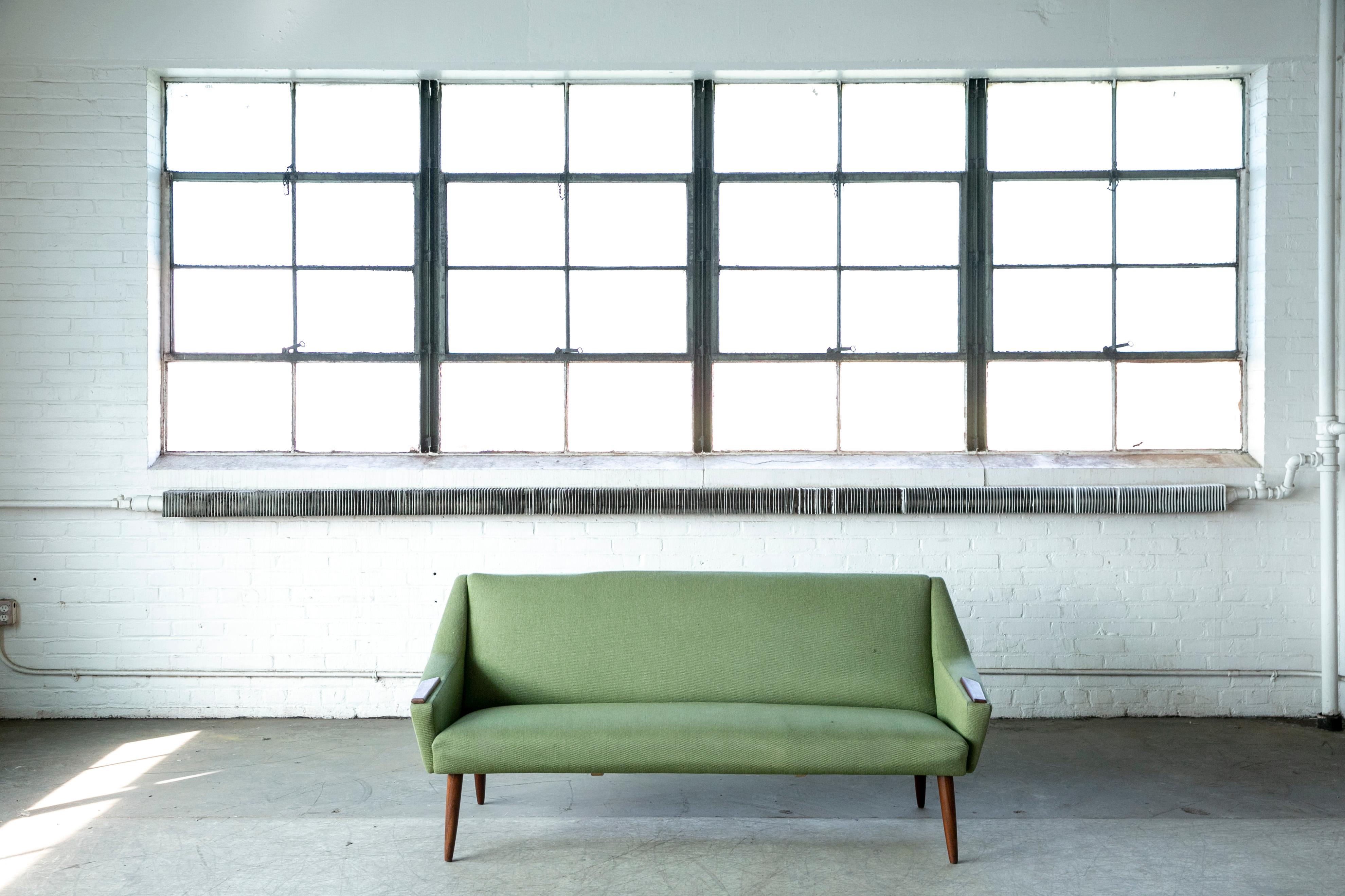 Dänisches modernes Mid-Century-Sofa aus Teakholz und Wolle, 1950er Jahre im Zustand „Gut“ im Angebot in Bridgeport, CT