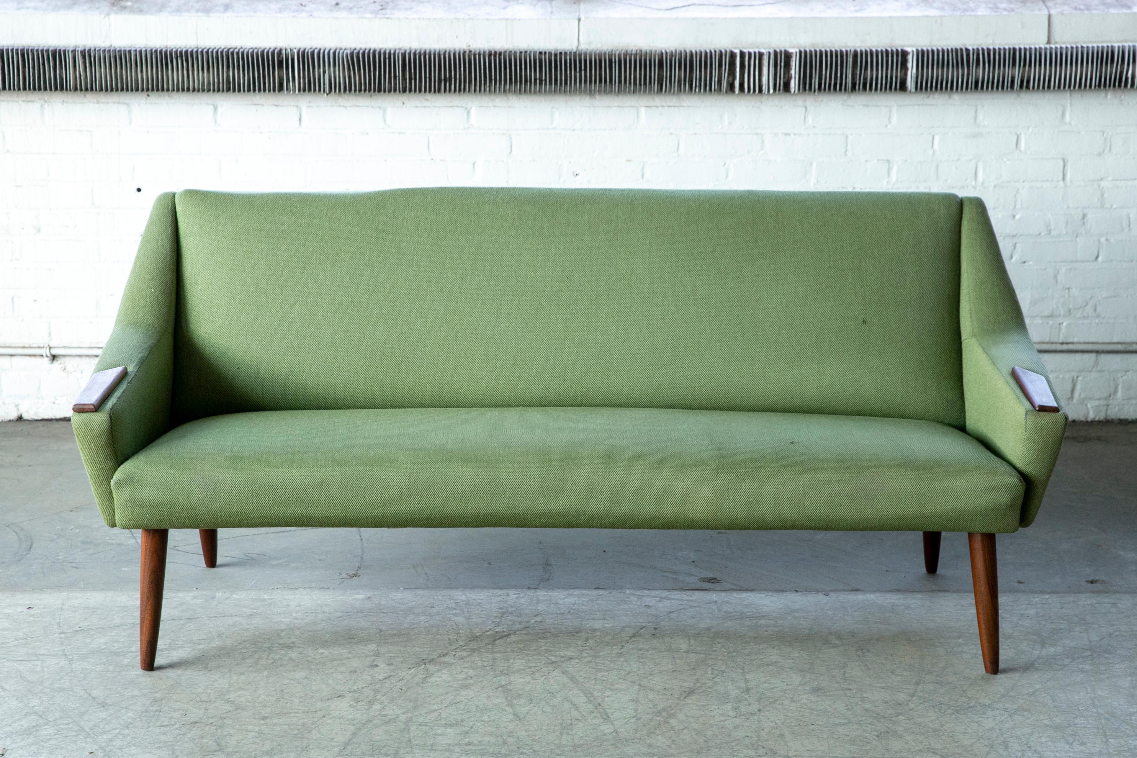 Dänisches modernes Mid-Century-Sofa aus Teakholz und Wolle, 1950er Jahre (Mitte des 20. Jahrhunderts) im Angebot