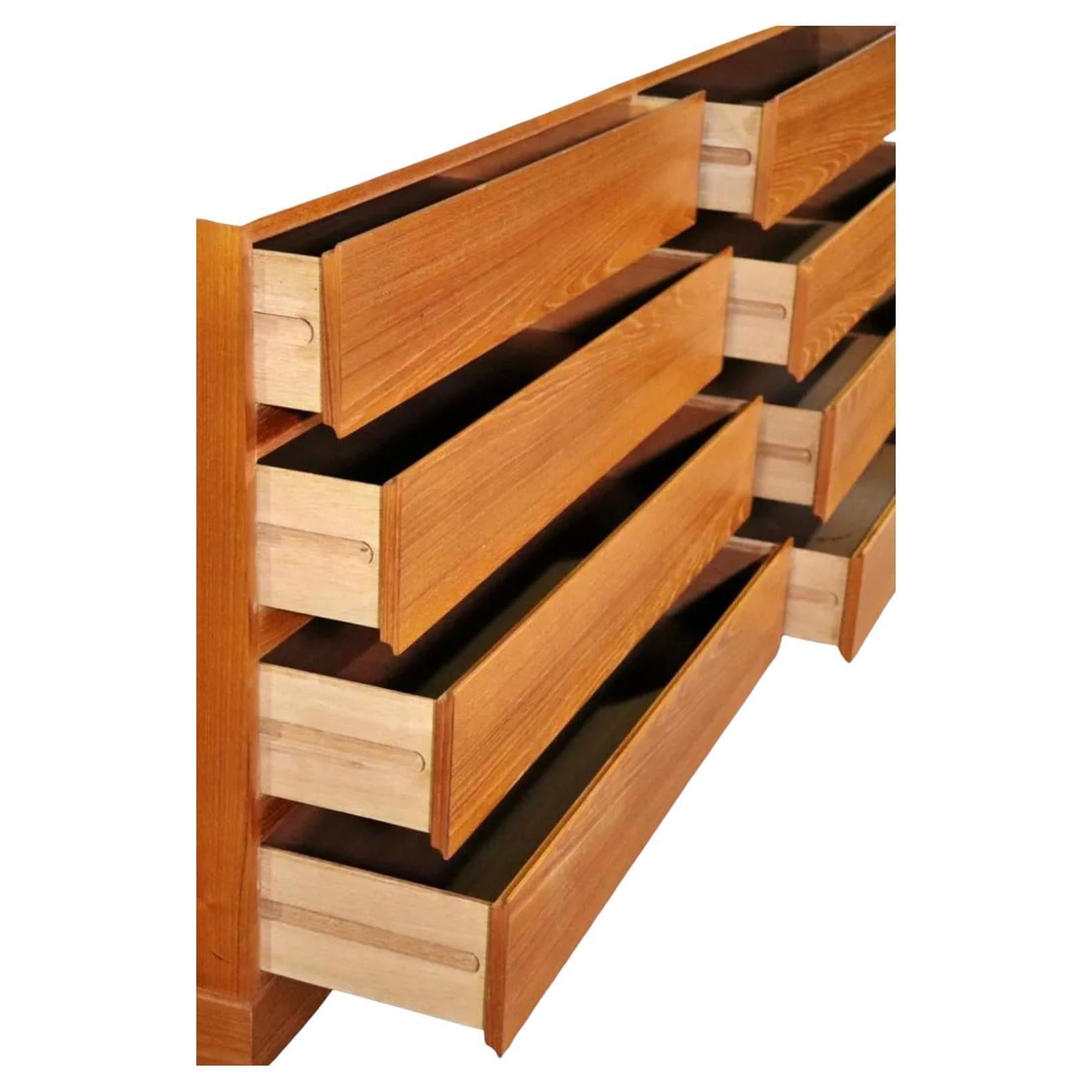 Mid-Century moderno Credenza cassettiera in teak chiaro danese moderna a 8 cassetti del Medioevo in vendita