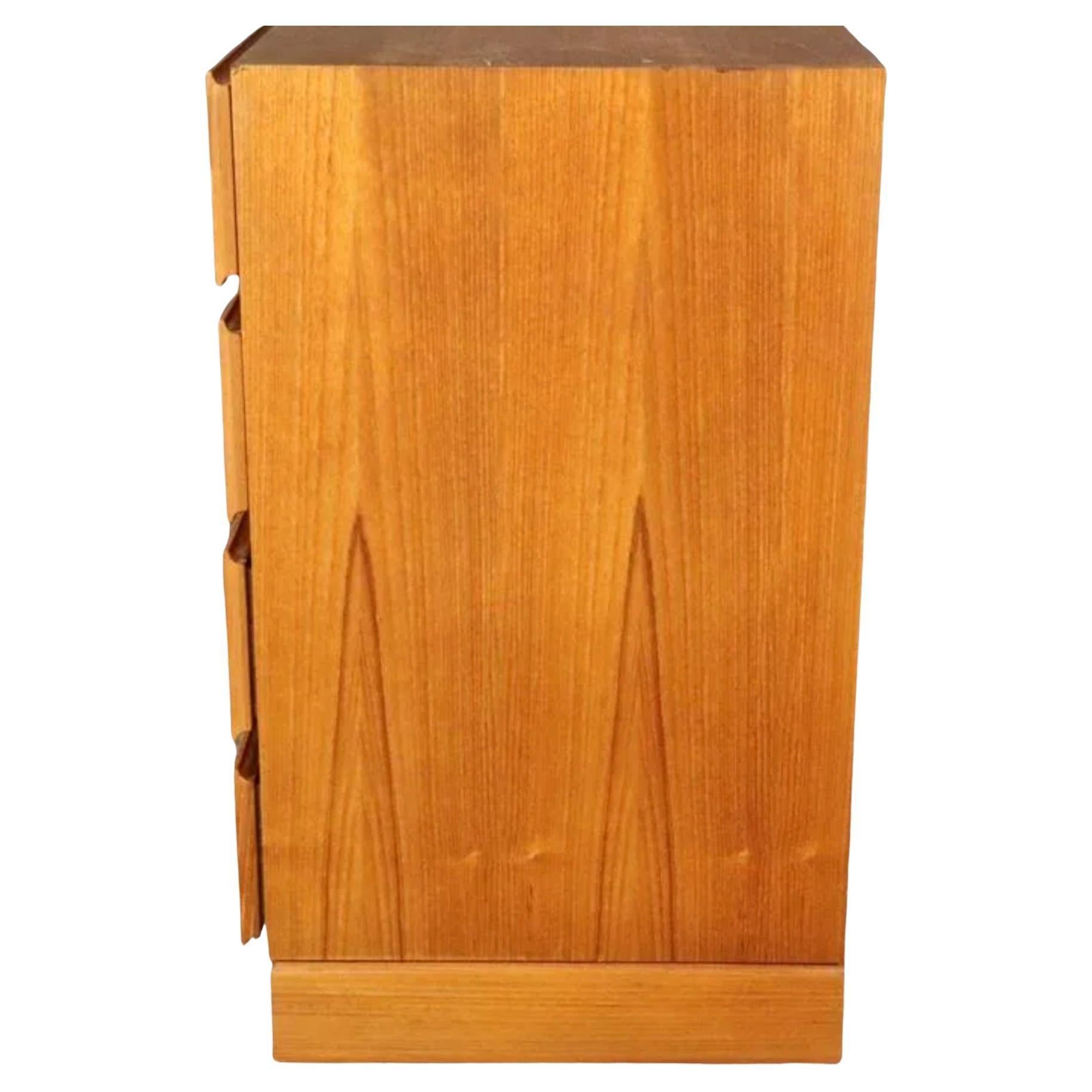 Falegnameria Credenza cassettiera in teak chiaro danese moderna a 8 cassetti del Medioevo in vendita
