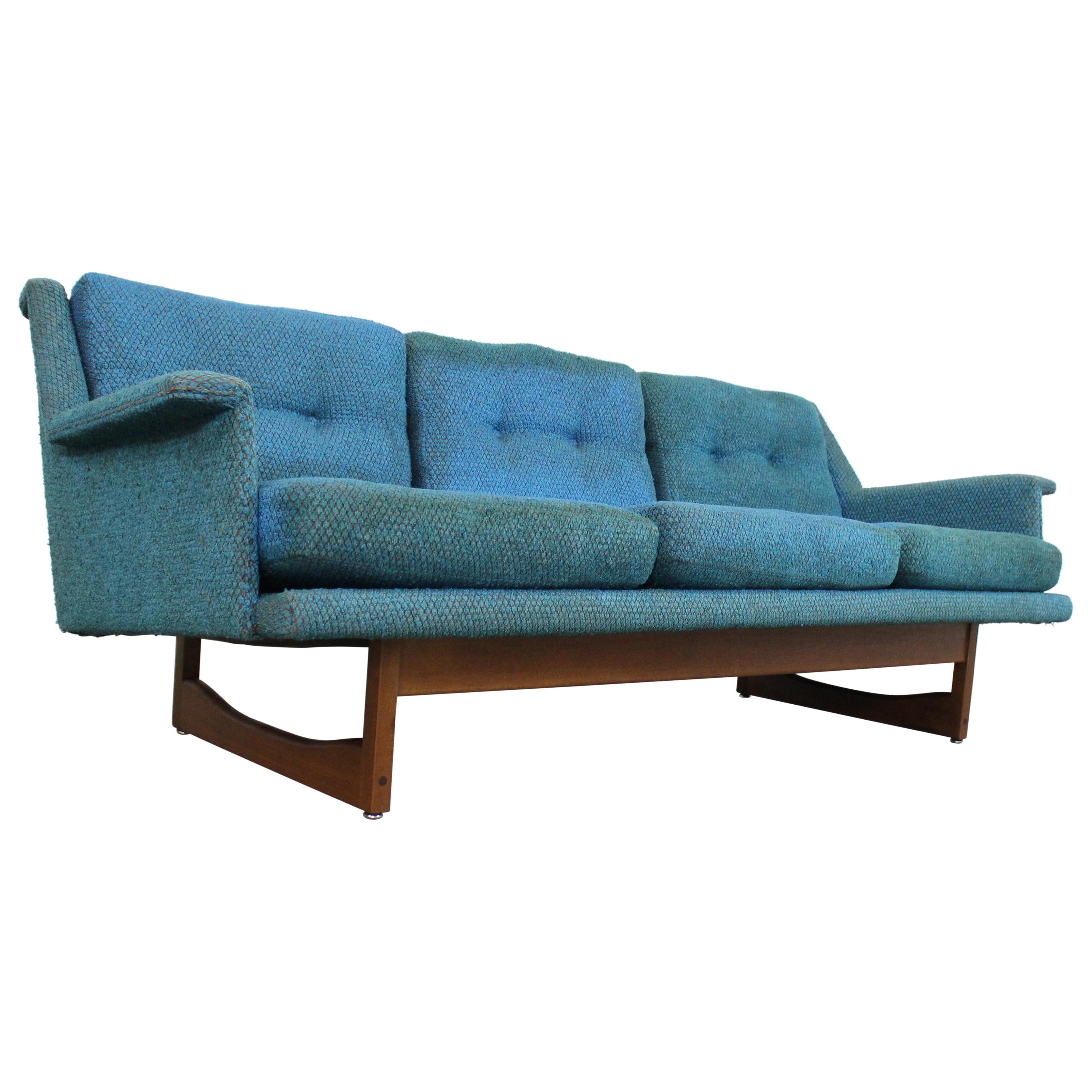 Dänisches modernes Mid-Century-Sofa mit 3 Kissen im Adrian Pearsall-Stil im Angebot