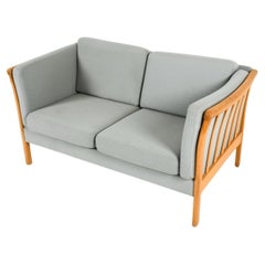 Moderno danés de mediados de siglo Precioso sofá de 2 plazas de tela gris Estructura y patas de abedul