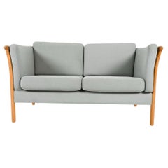 Magnifique canapé 2 places danois moderne du milieu du siècle dernier en tissu gris avec cadre et pieds en bouleau