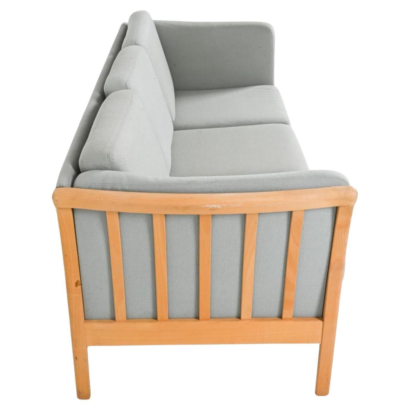 Canapé 3 places moderne danois du milieu du siècle en tissu gris Bois de bouleau  le cadre et les jambes. Style de Børge Mogensen. La belle sellerie grise est douce et présente peu de signes d'utilisation. Superbe canapé moderne danois. Excellent